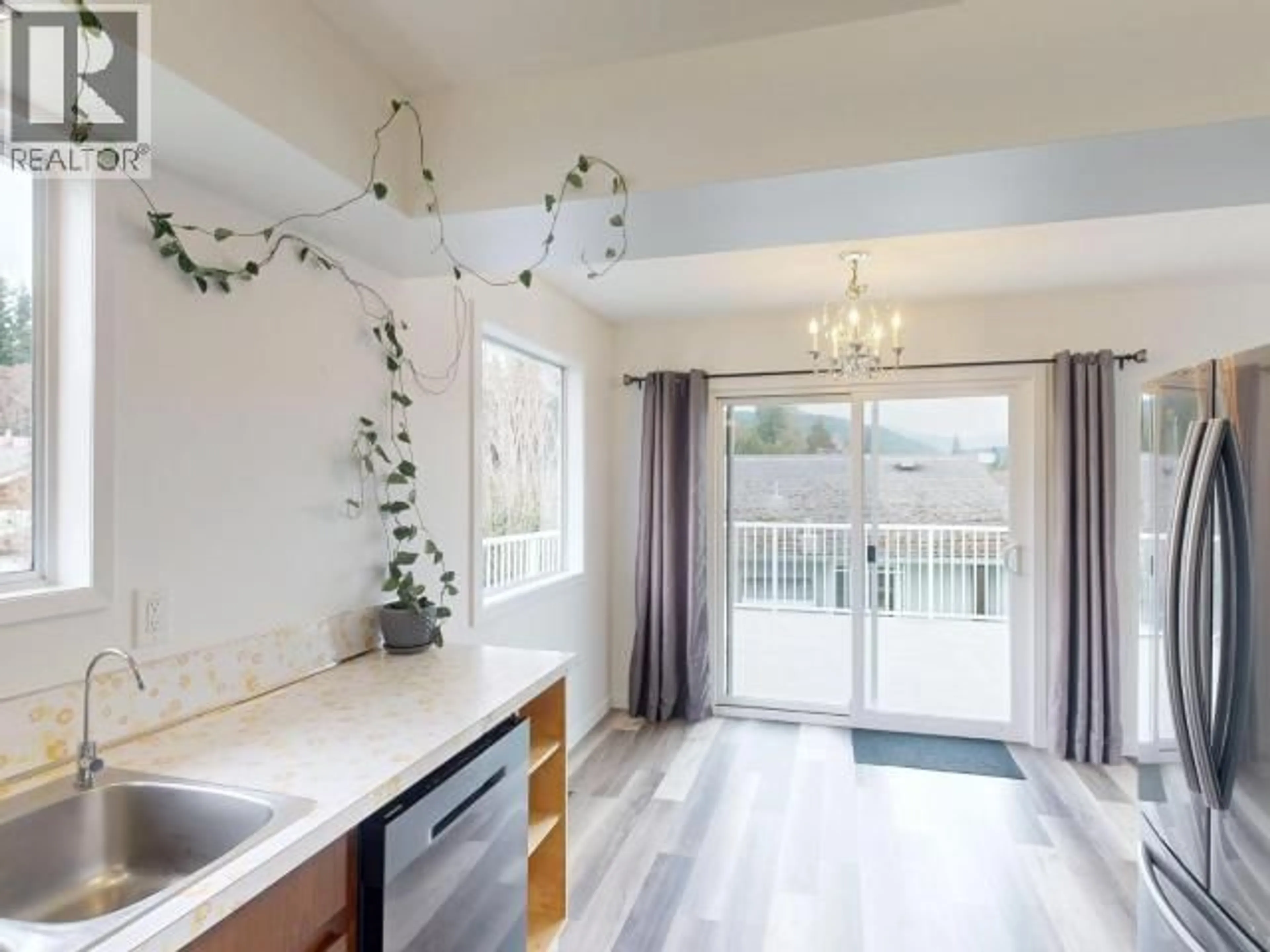 Open concept kitchen, unknown for 6635 DRAKE STREET, Powell River British Columbia V8A3X6