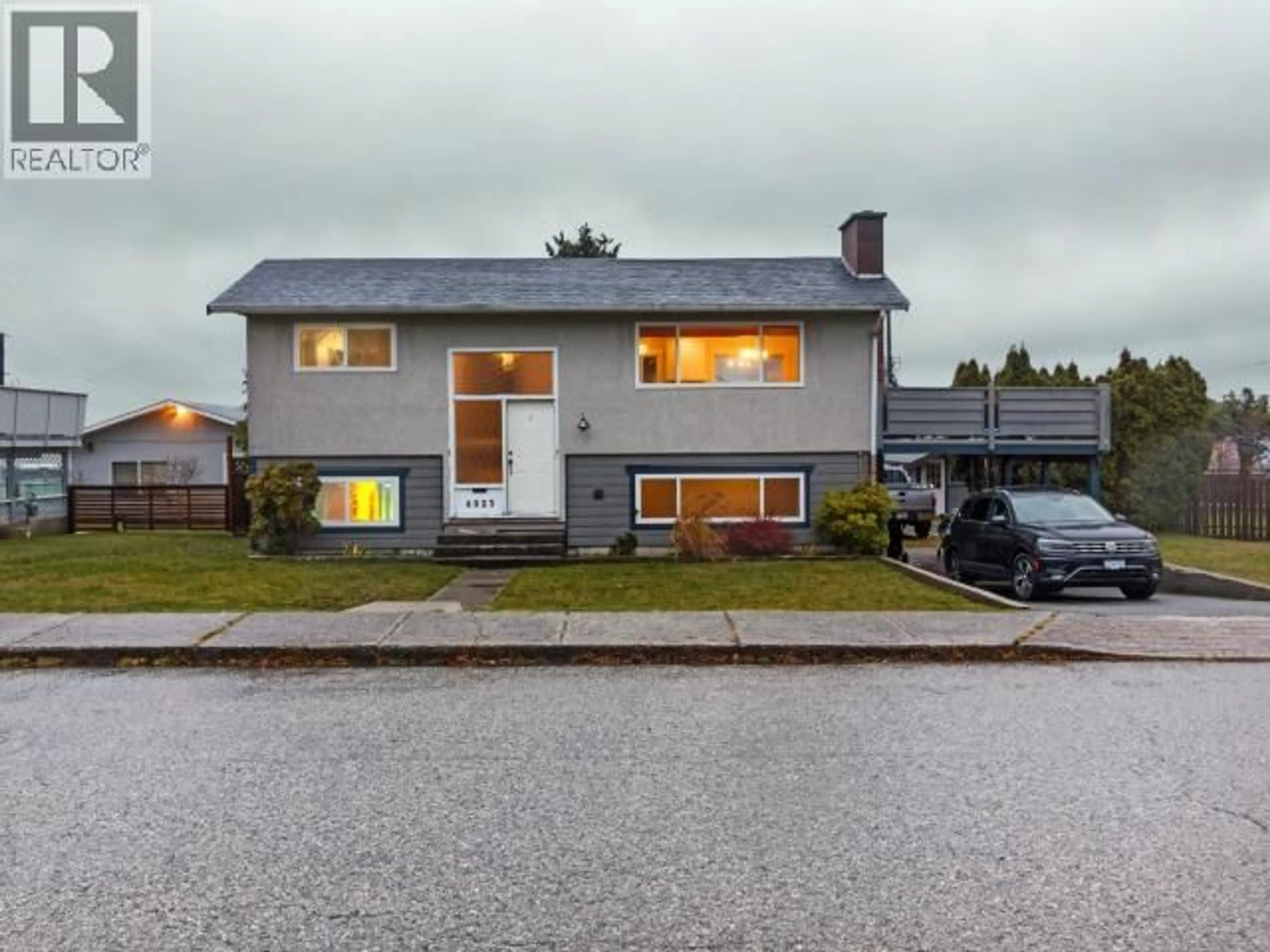 Home with vinyl exterior material, street for 4023 SELKIRK AVE, Powell River British Columbia V8A3C7