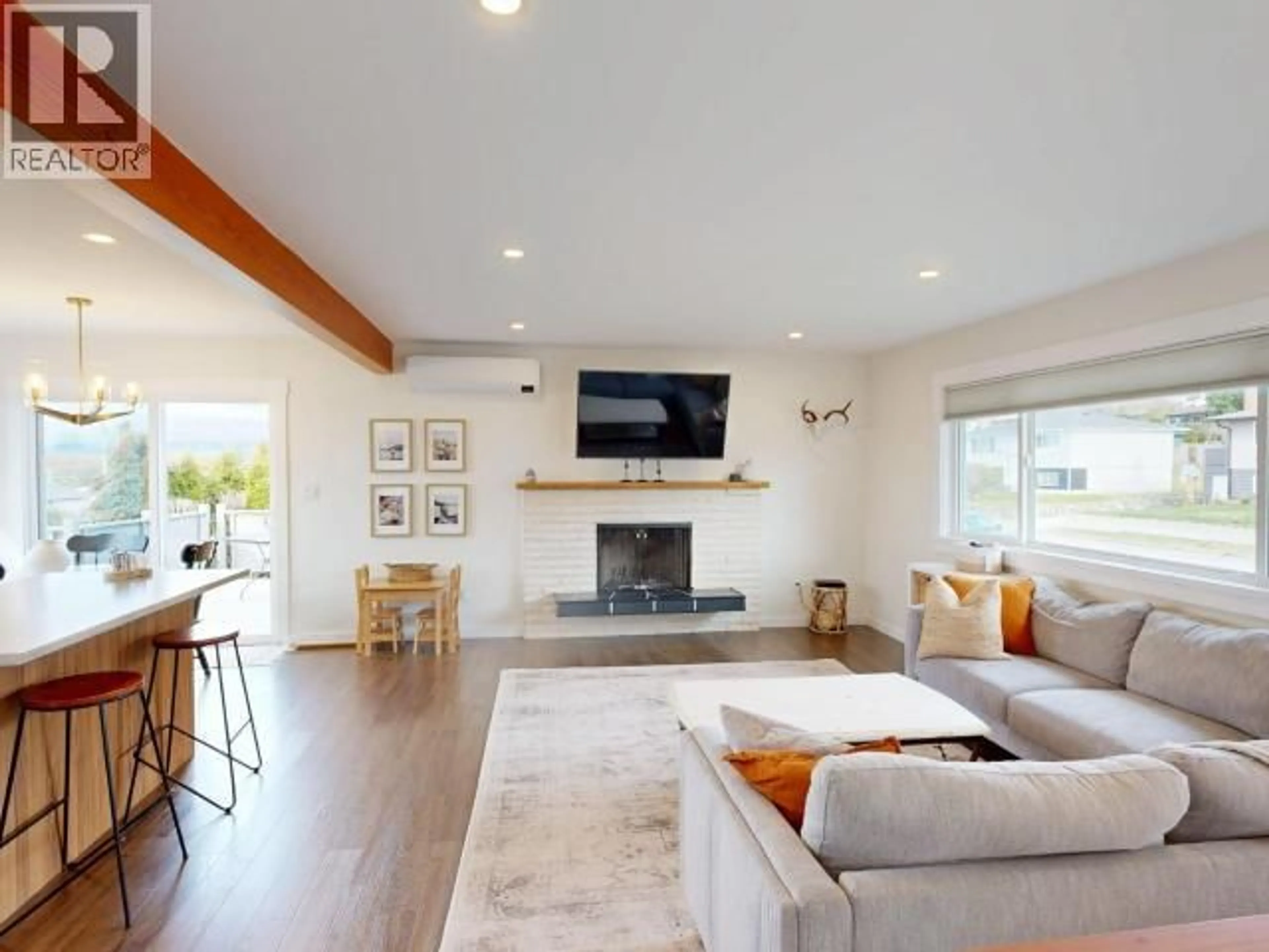 Living room with furniture, unknown for 4023 SELKIRK AVE, Powell River British Columbia V8A3C7