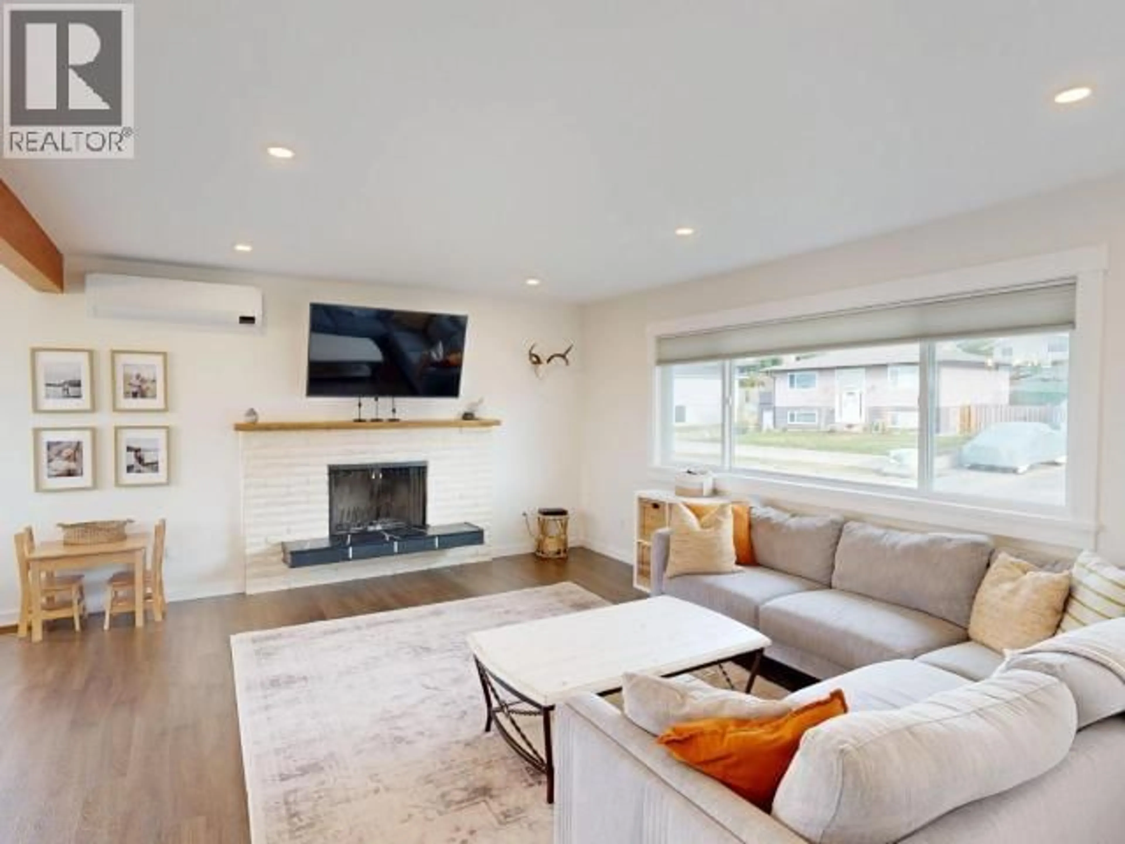 Living room with furniture, unknown for 4023 SELKIRK AVE, Powell River British Columbia V8A3C7