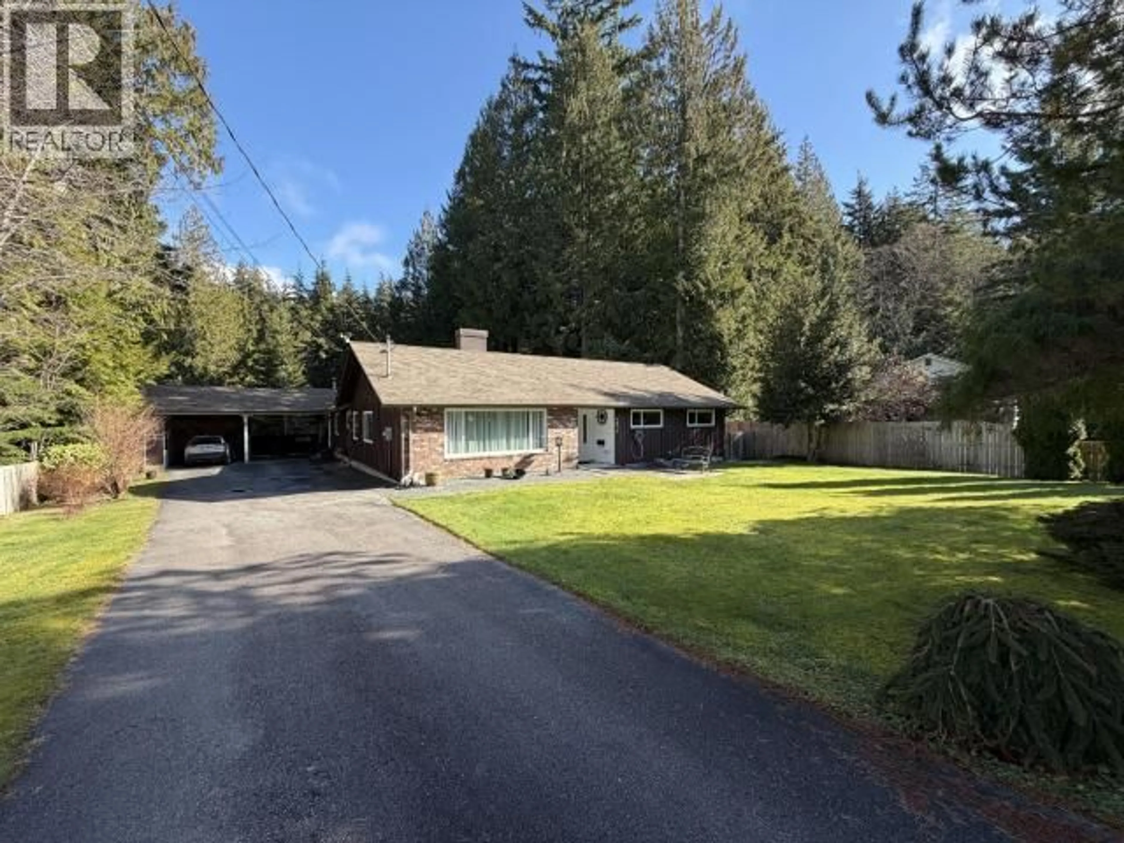 A pic from outside/outdoor area/front of a property/back of a property/a pic from drone, unknown for 4874 QUEENS AVE, Powell River British Columbia