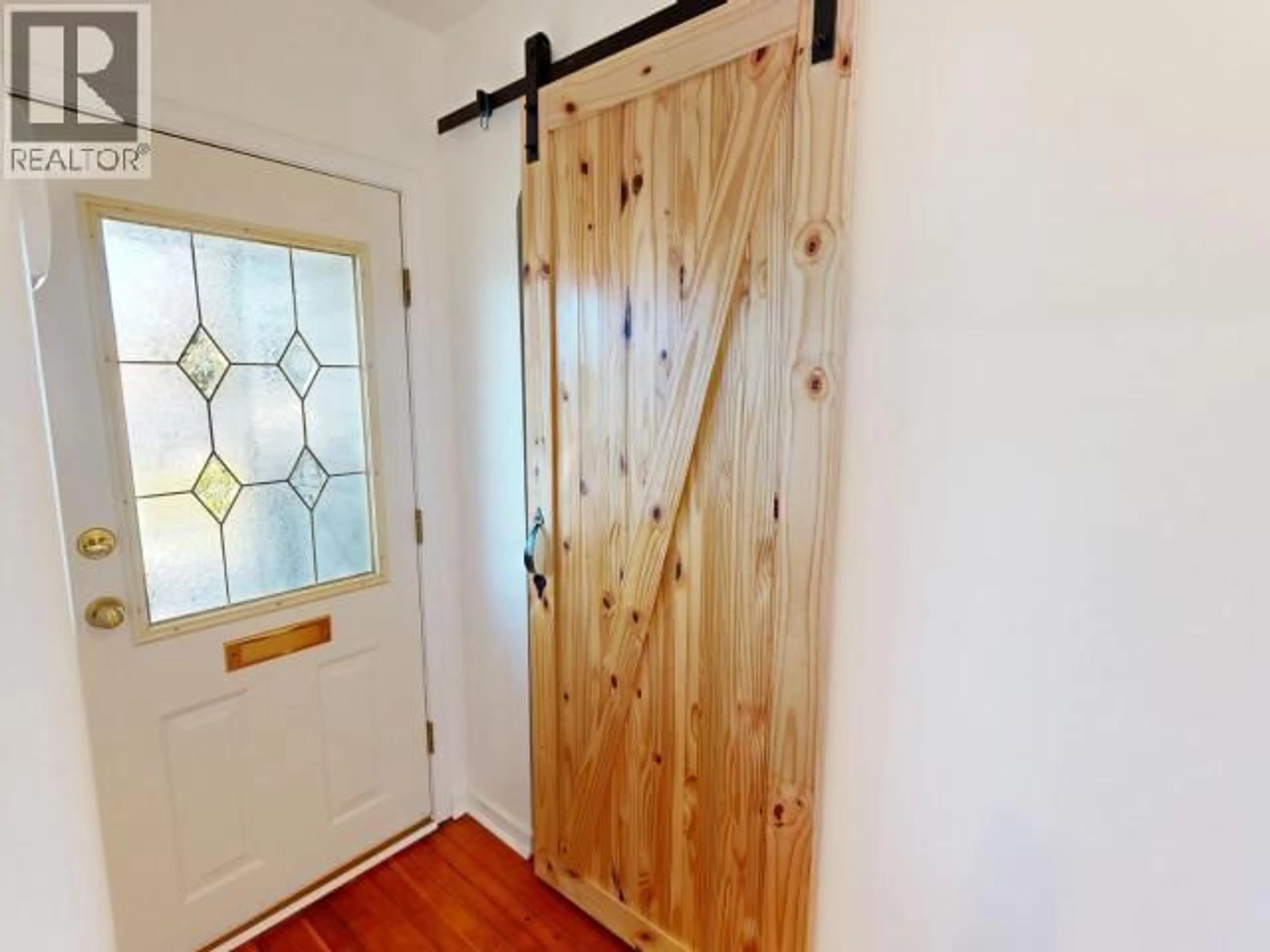 Indoor entryway for 6978 BUTEDALE STREET, Powell River British Columbia