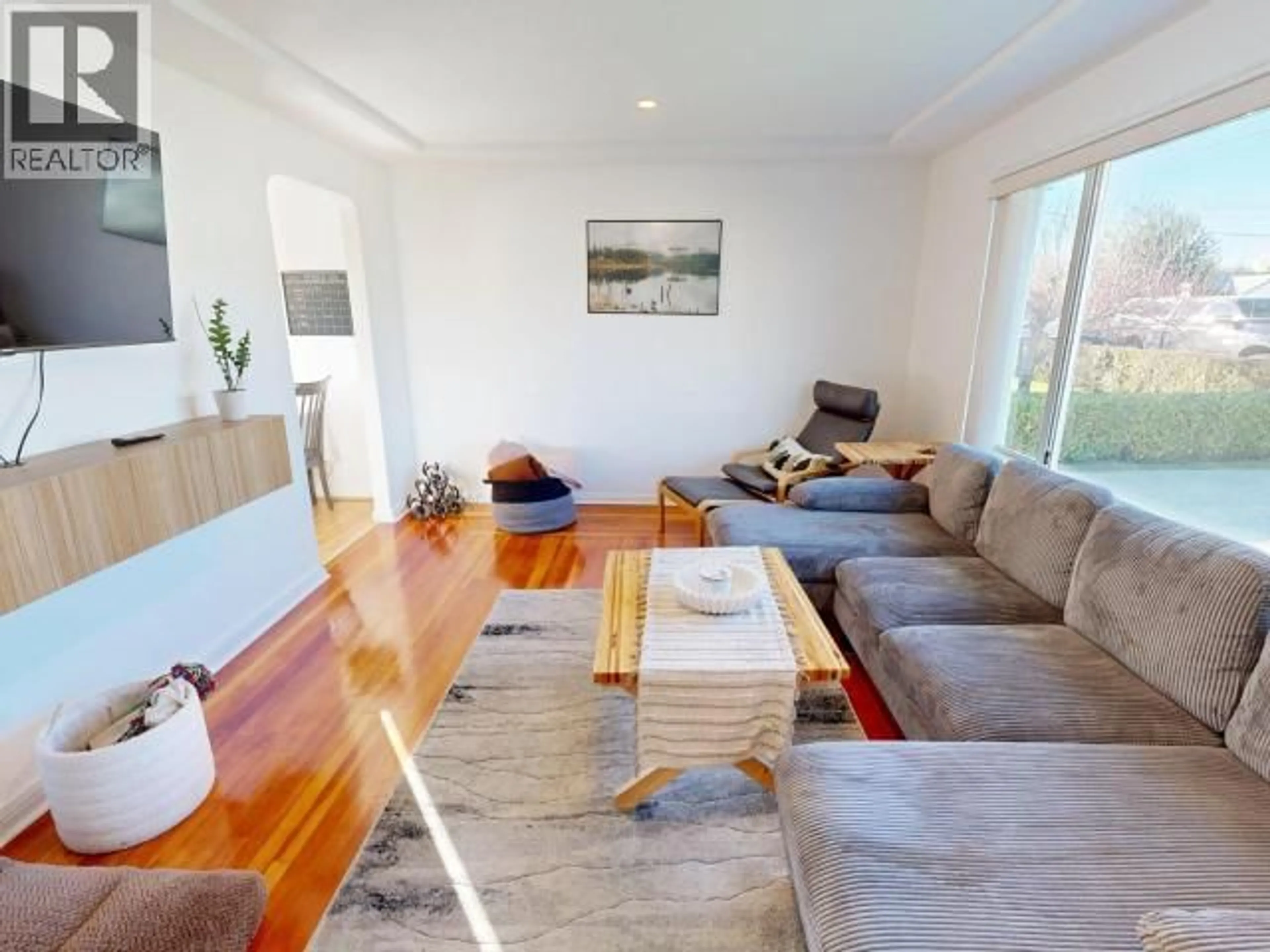 Living room with furniture, unknown for 6978 BUTEDALE STREET, Powell River British Columbia
