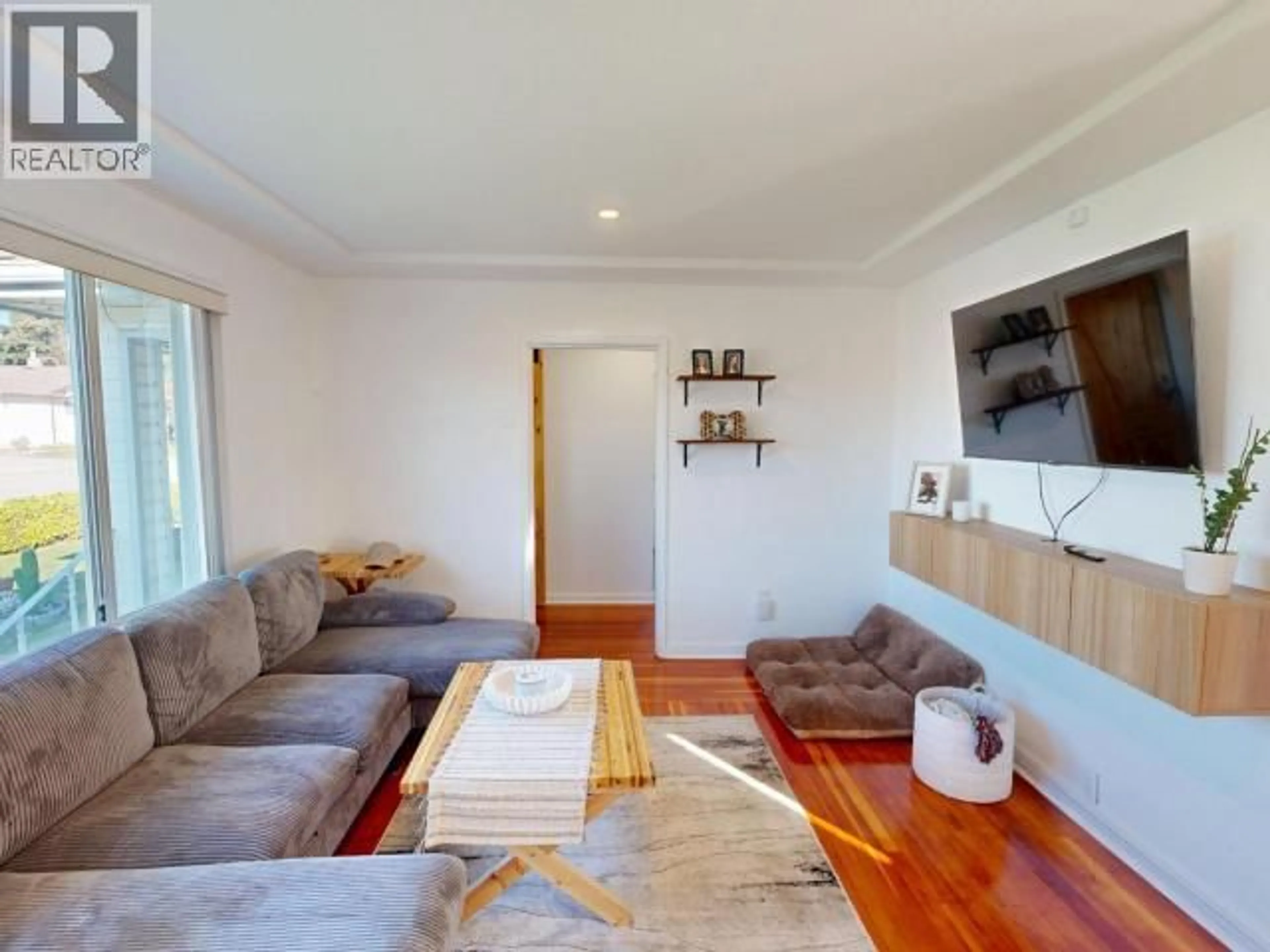 Living room with furniture, wood/laminate floor for 6978 BUTEDALE STREET, Powell River British Columbia