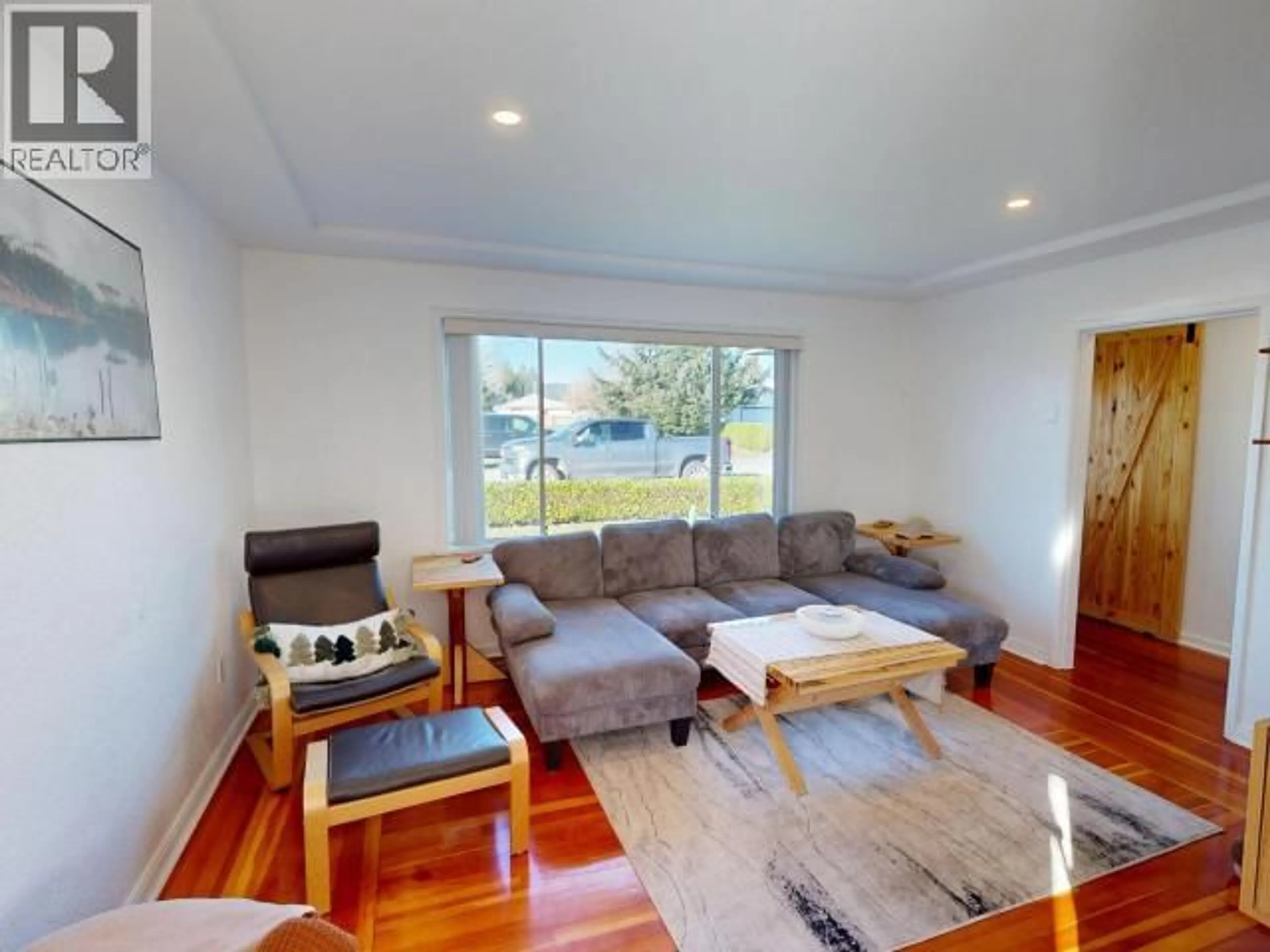 Living room with furniture, wood/laminate floor for 6978 BUTEDALE STREET, Powell River British Columbia