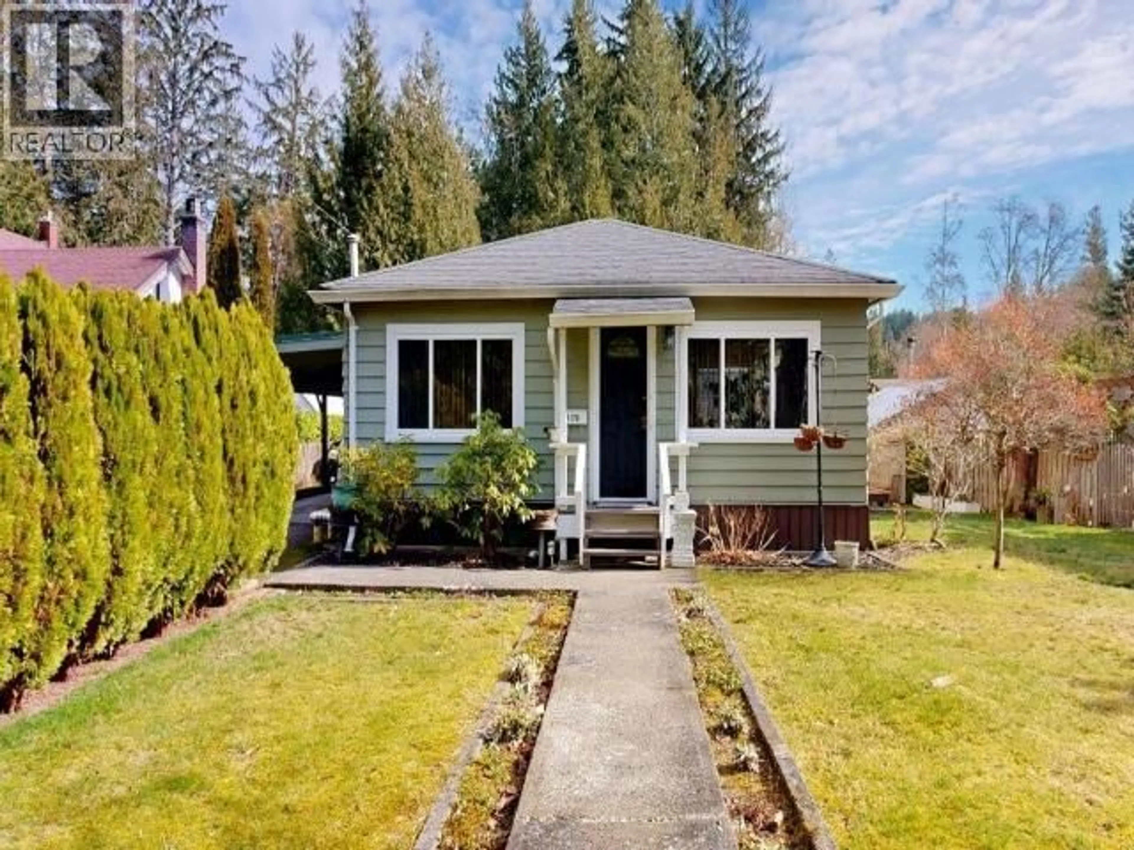 Home with vinyl exterior material, street for 5170 MANSON AVE, Powell River British Columbia V8A3P1