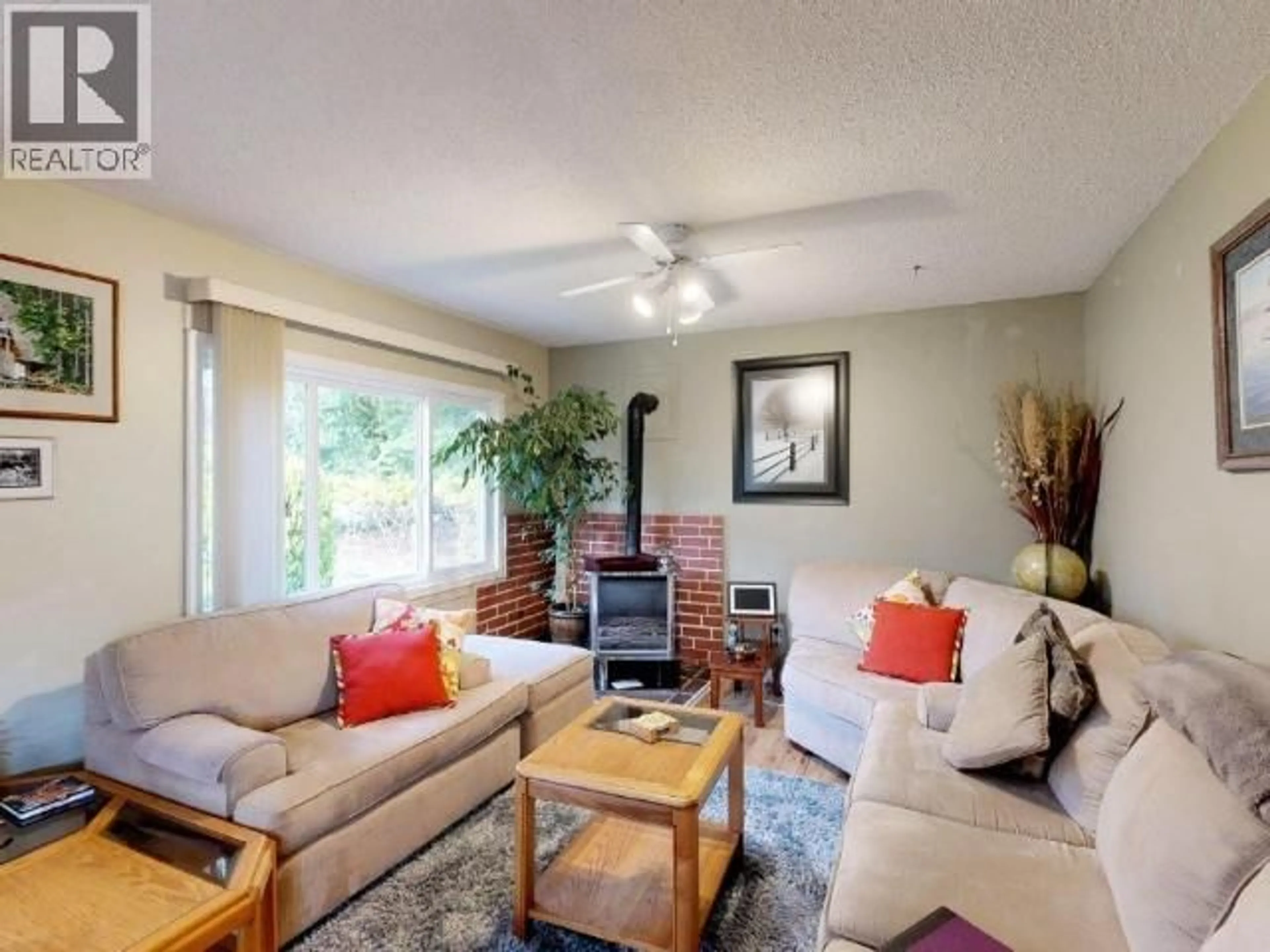 Living room with furniture, wood/laminate floor for 5170 MANSON AVE, Powell River British Columbia V8A3P1