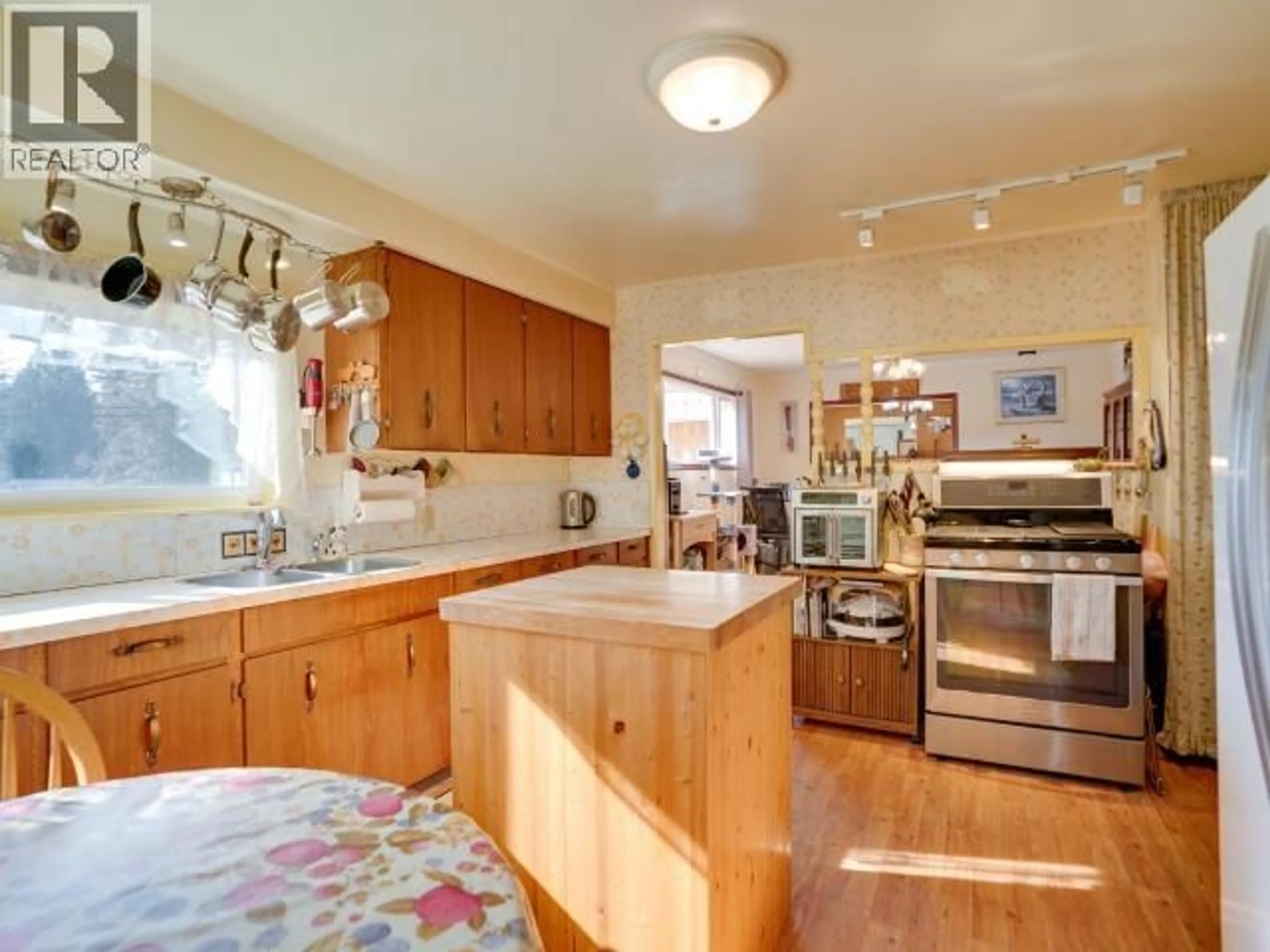Open concept kitchen, unknown for 2468 ZILINSKY ROAD, Powell River British Columbia V8A0P1