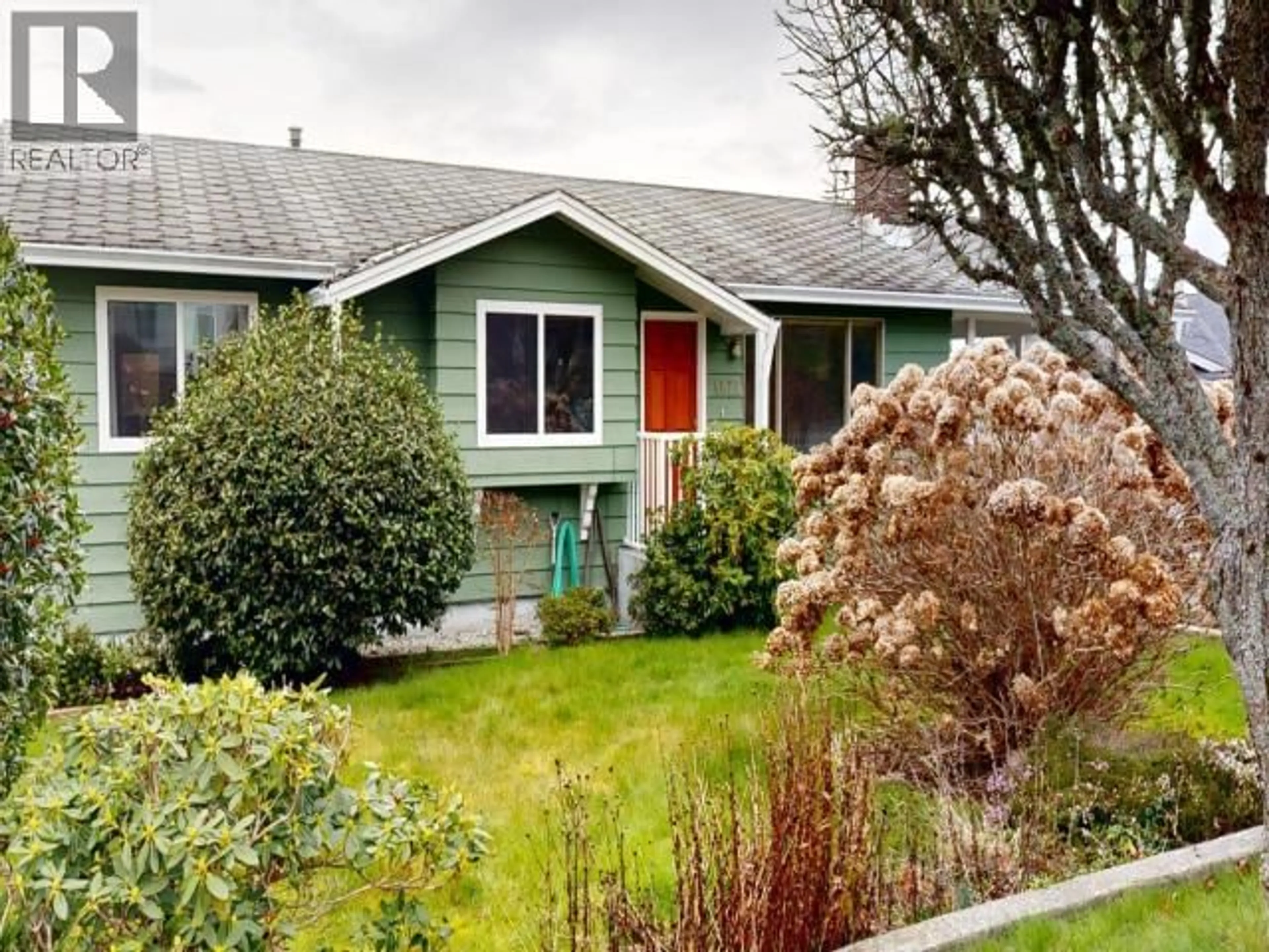 Home with vinyl exterior material, street for 4025 DORVAL AVE, Powell River British Columbia V8A3G1