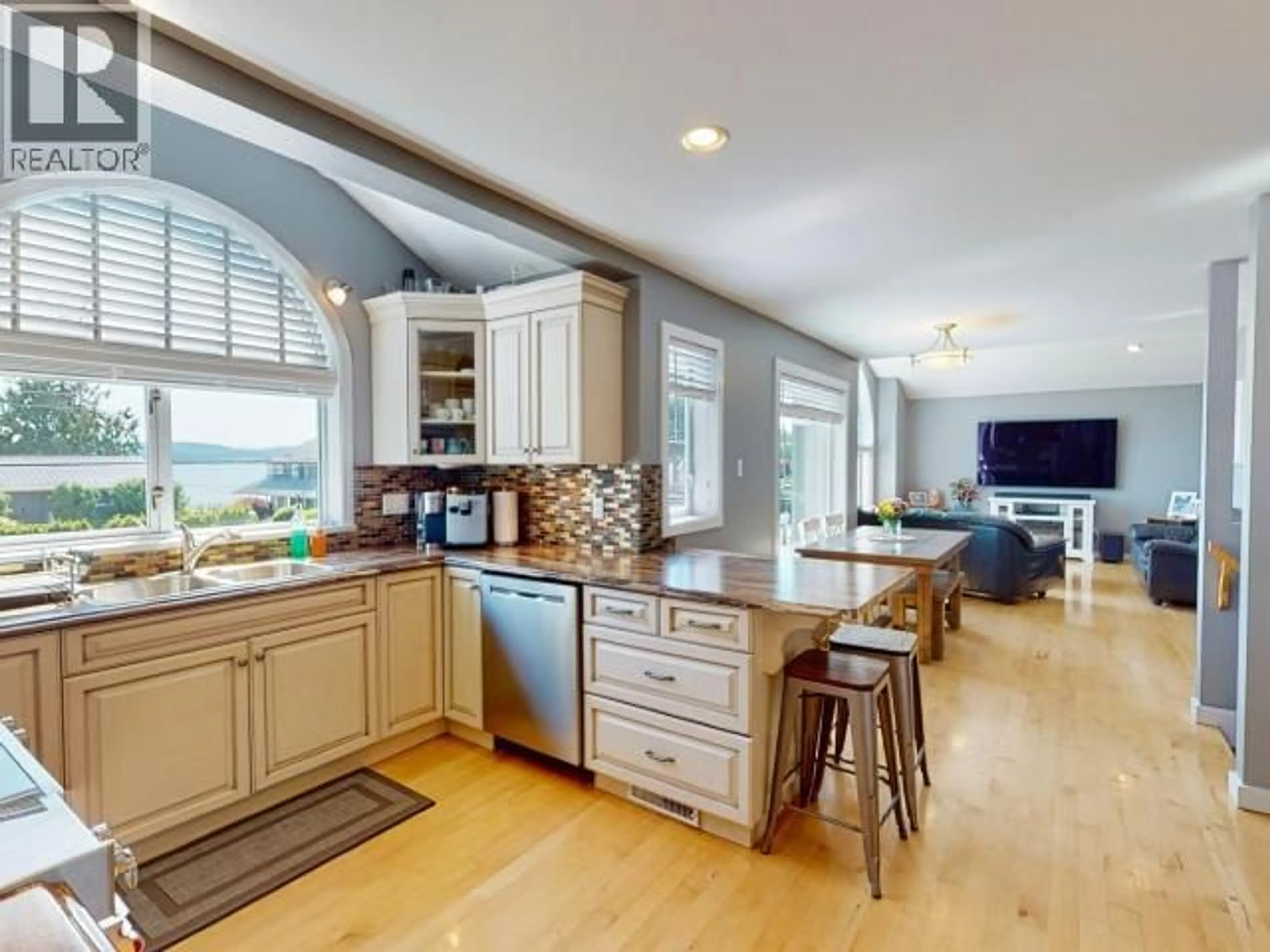 Open concept kitchen, unknown for 8206 CENTENNIAL DRIVE, Powell River British Columbia