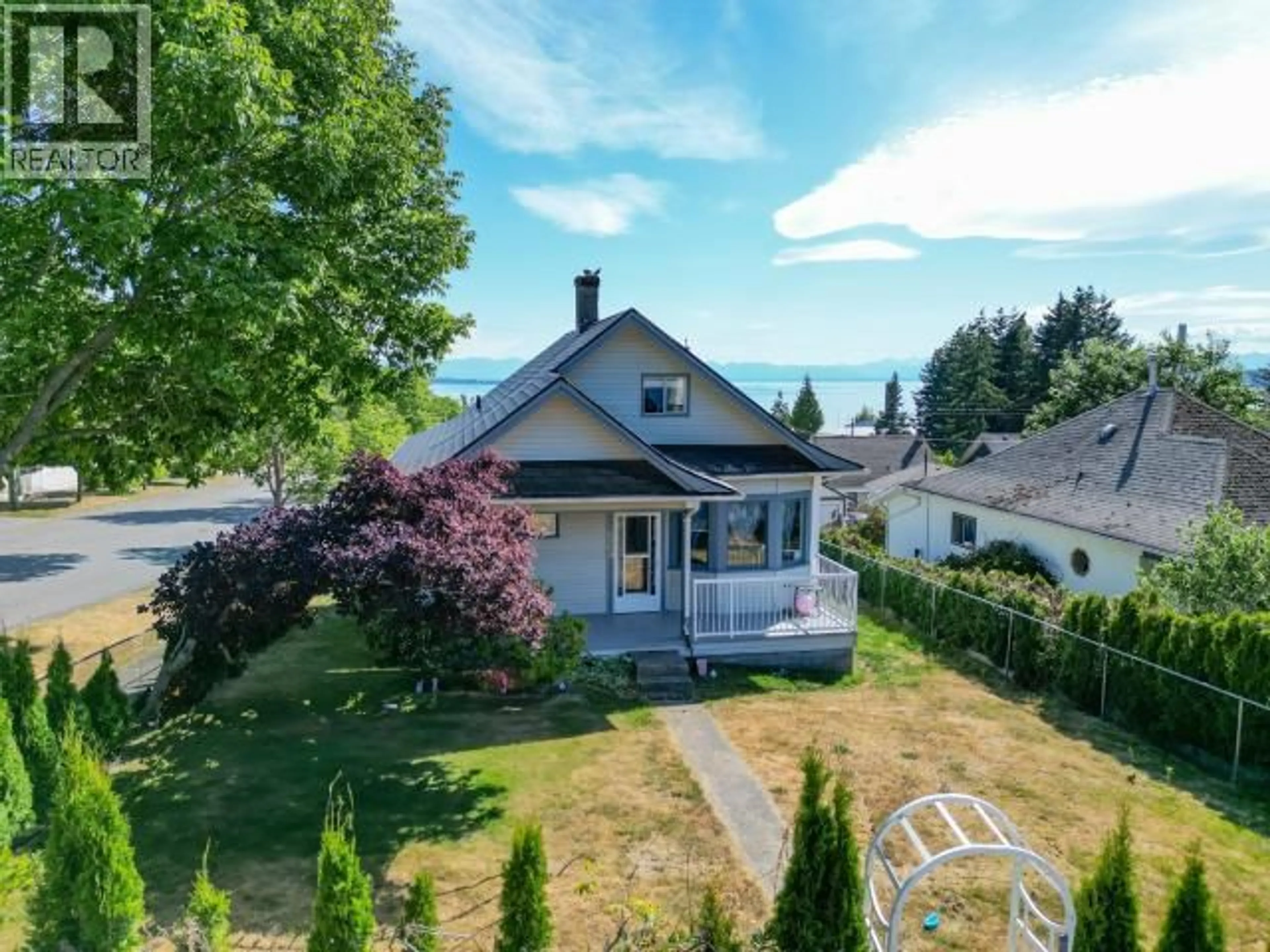 A pic from outside/outdoor area/front of a property/back of a property/a pic from drone, street for 6304 POPLAR STREET, Powell River British Columbia V8A4L4
