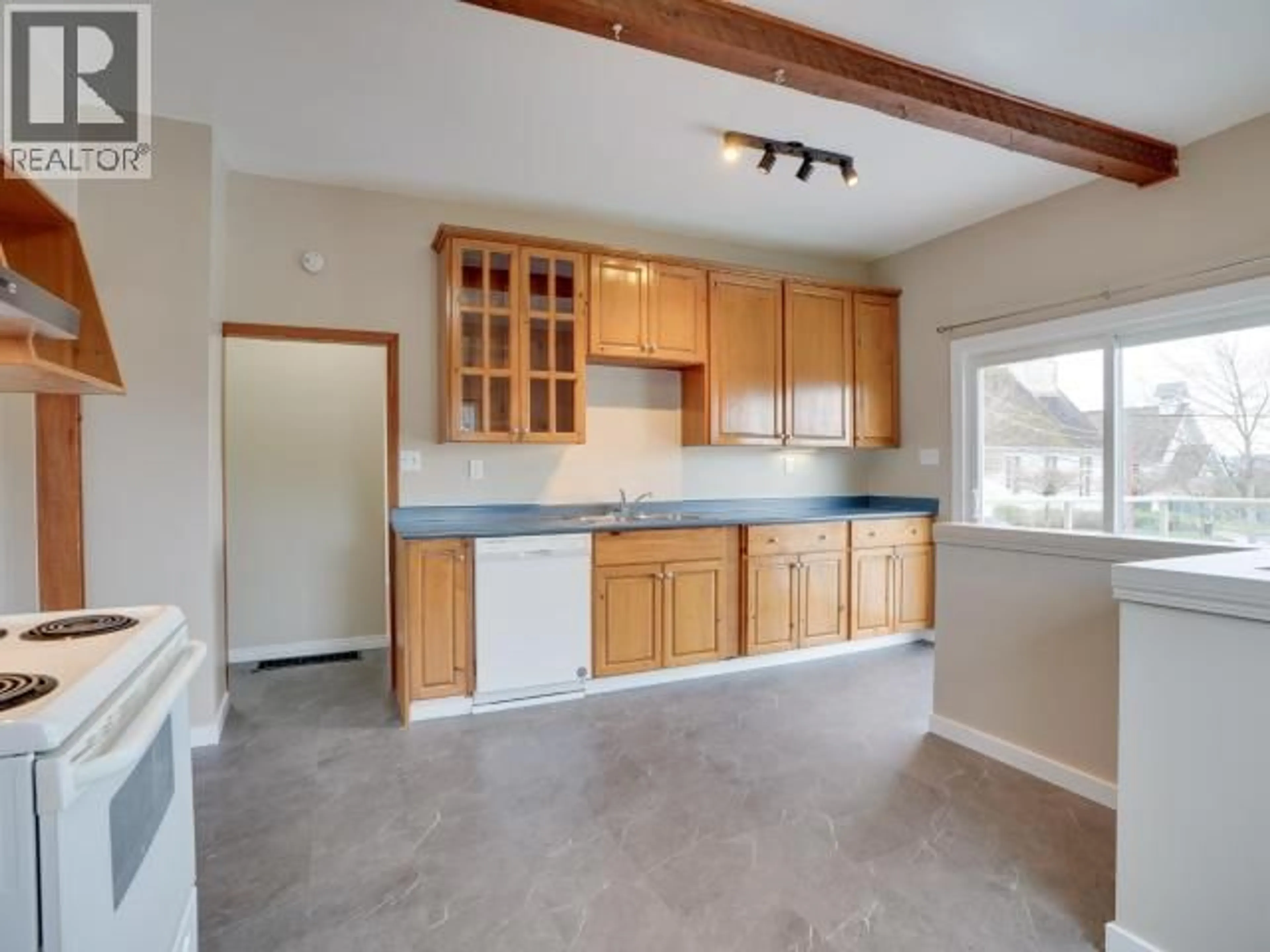 Open concept kitchen, ceramic/tile floor for 6304 POPLAR STREET, Powell River British Columbia V8A4L4