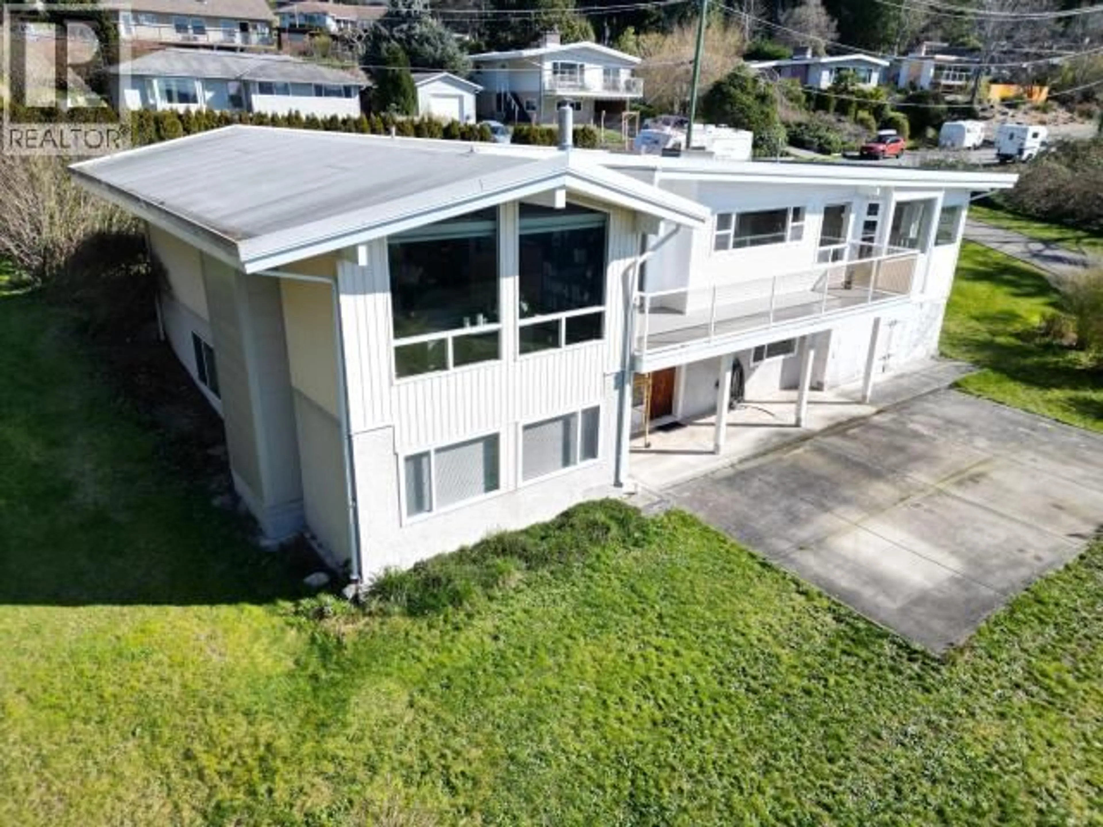 A pic from outside/outdoor area/front of a property/back of a property/a pic from drone, building for 7110 WESTMINSTER STREET, Powell River British Columbia V8A1C6