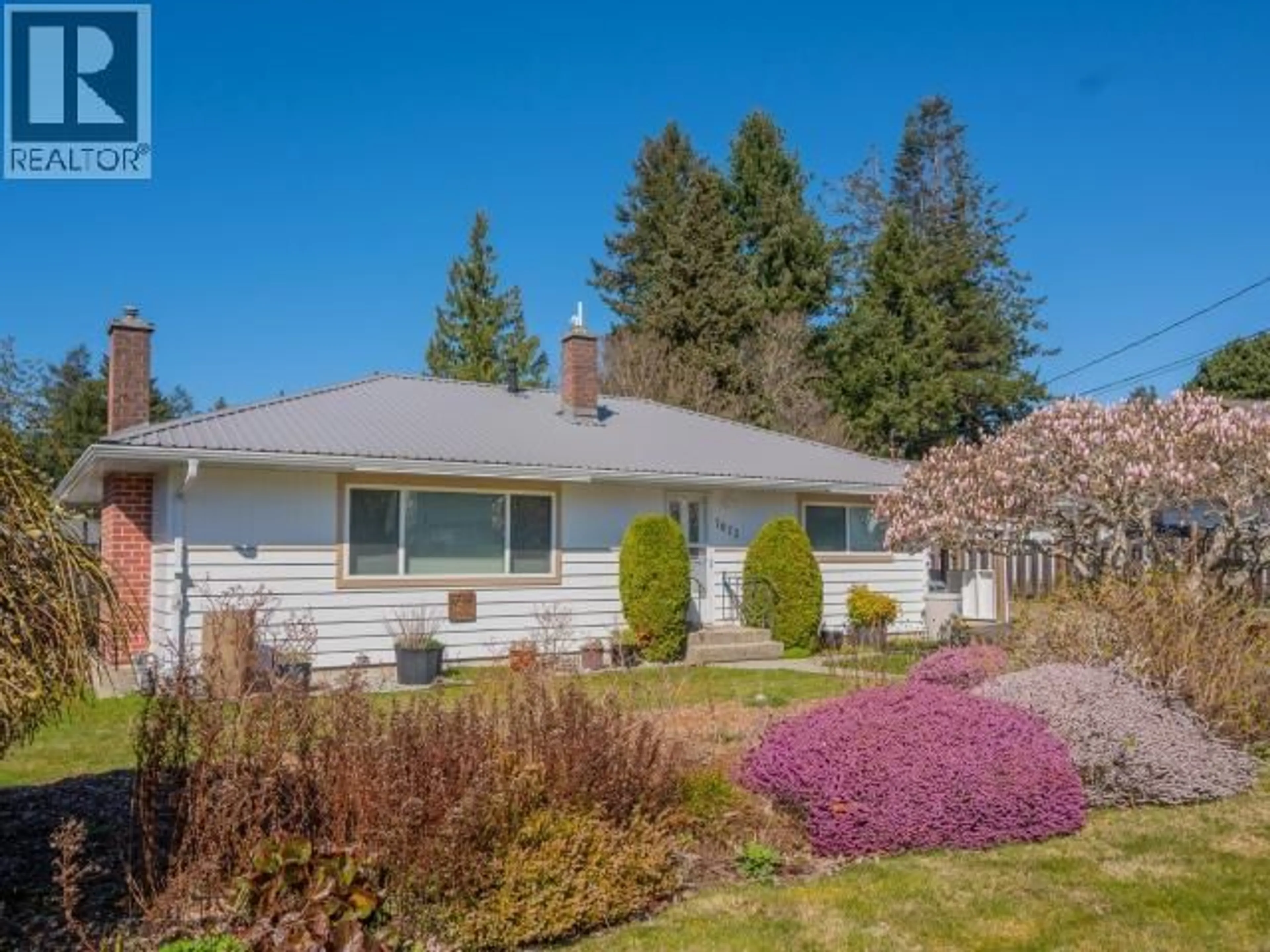 Home with vinyl exterior material, street for 7023 TAHSIS STREET, Powell River British Columbia V8A1G4