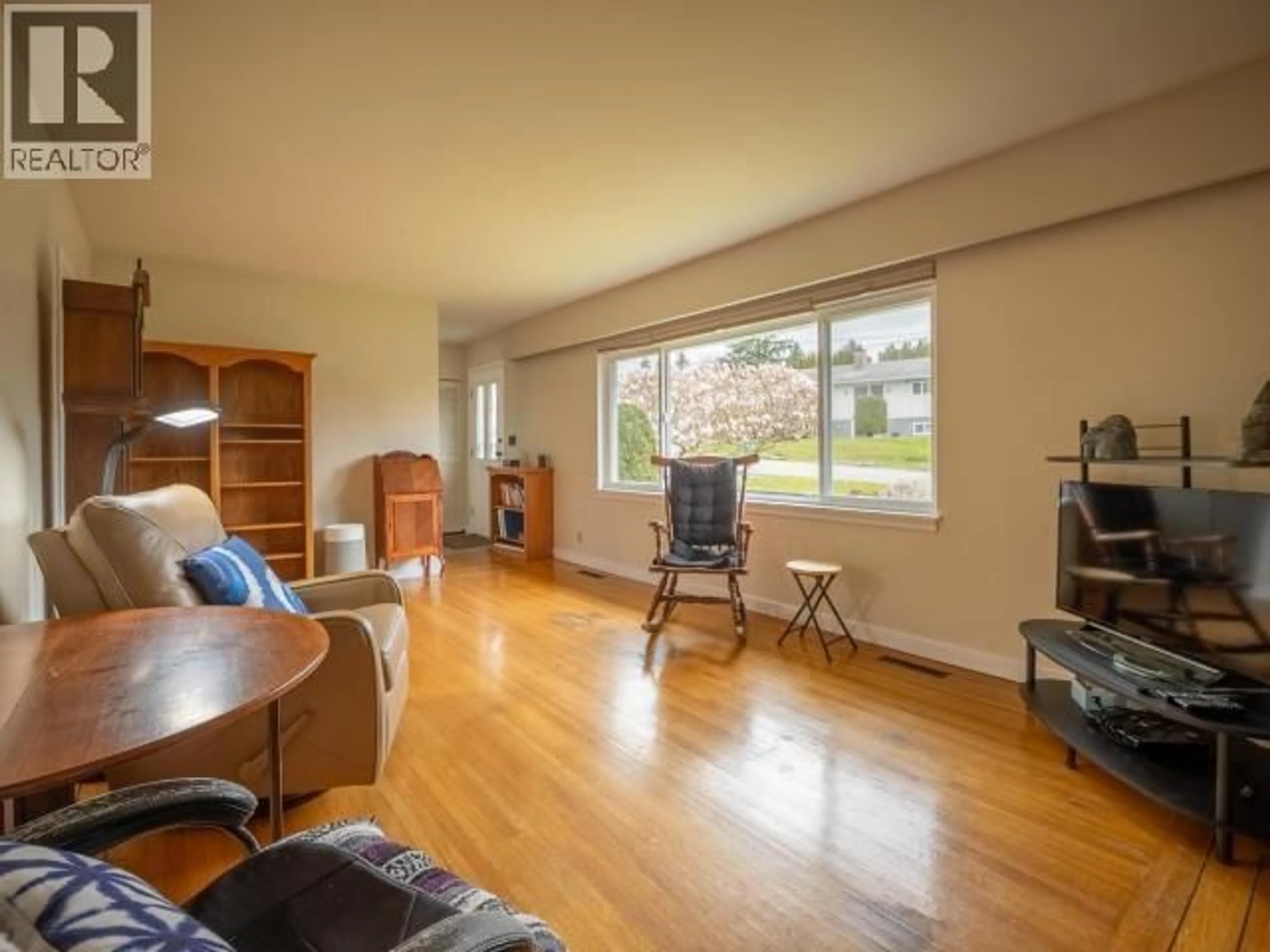 Living room with furniture, wood/laminate floor for 7023 TAHSIS STREET, Powell River British Columbia V8A1G4