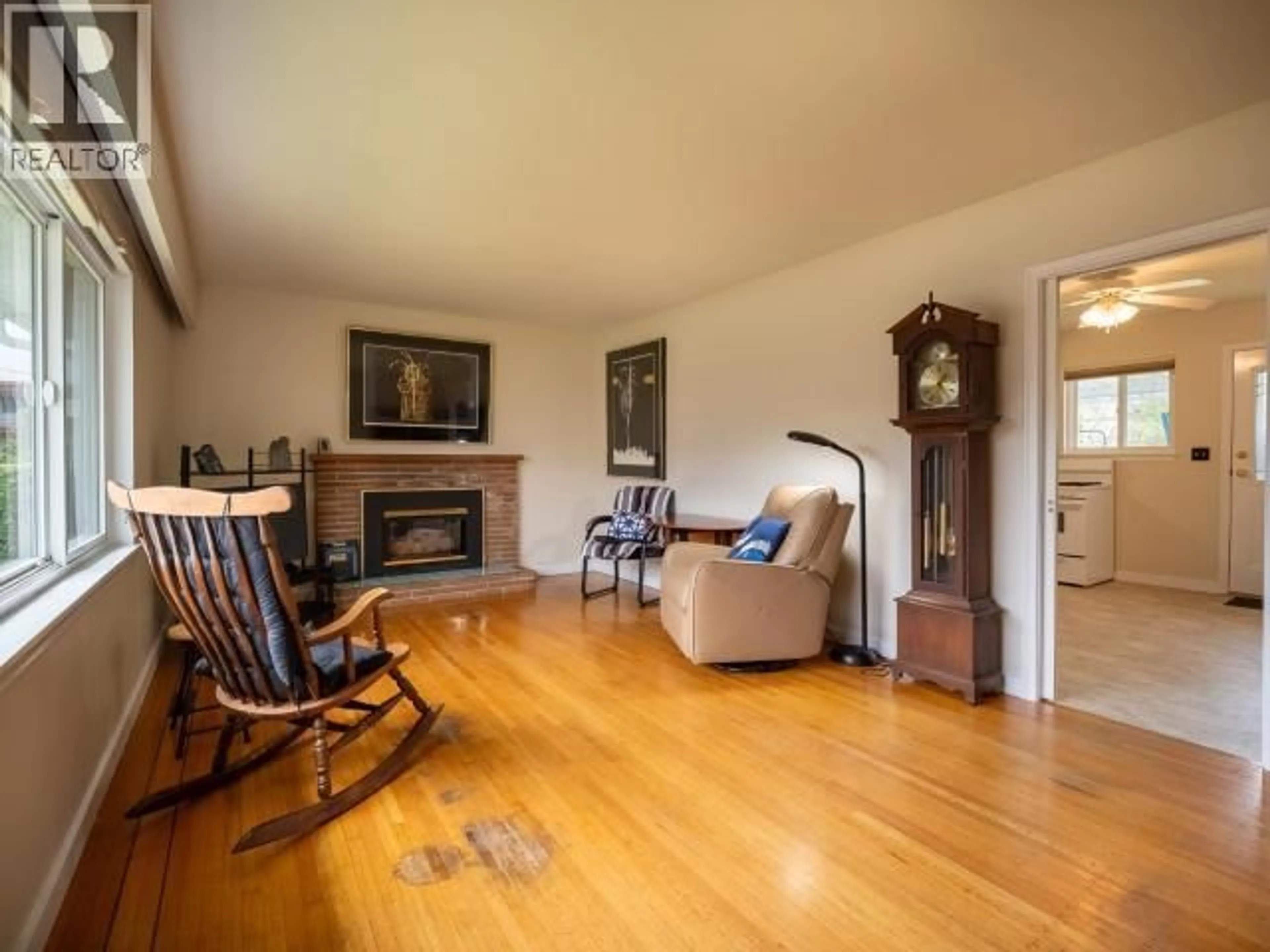 Living room with furniture, wood/laminate floor for 7023 TAHSIS STREET, Powell River British Columbia V8A1G4