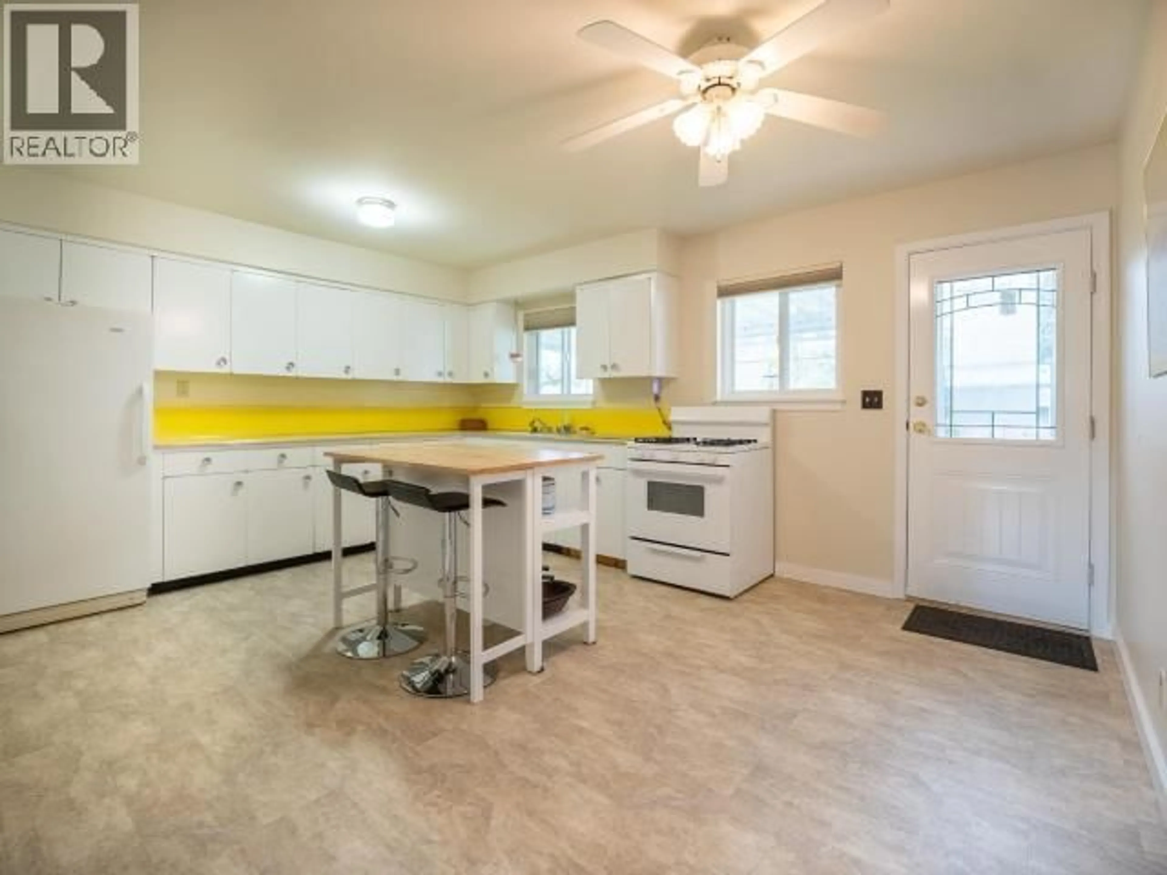 Open concept kitchen, unknown for 7023 TAHSIS STREET, Powell River British Columbia V8A1G4