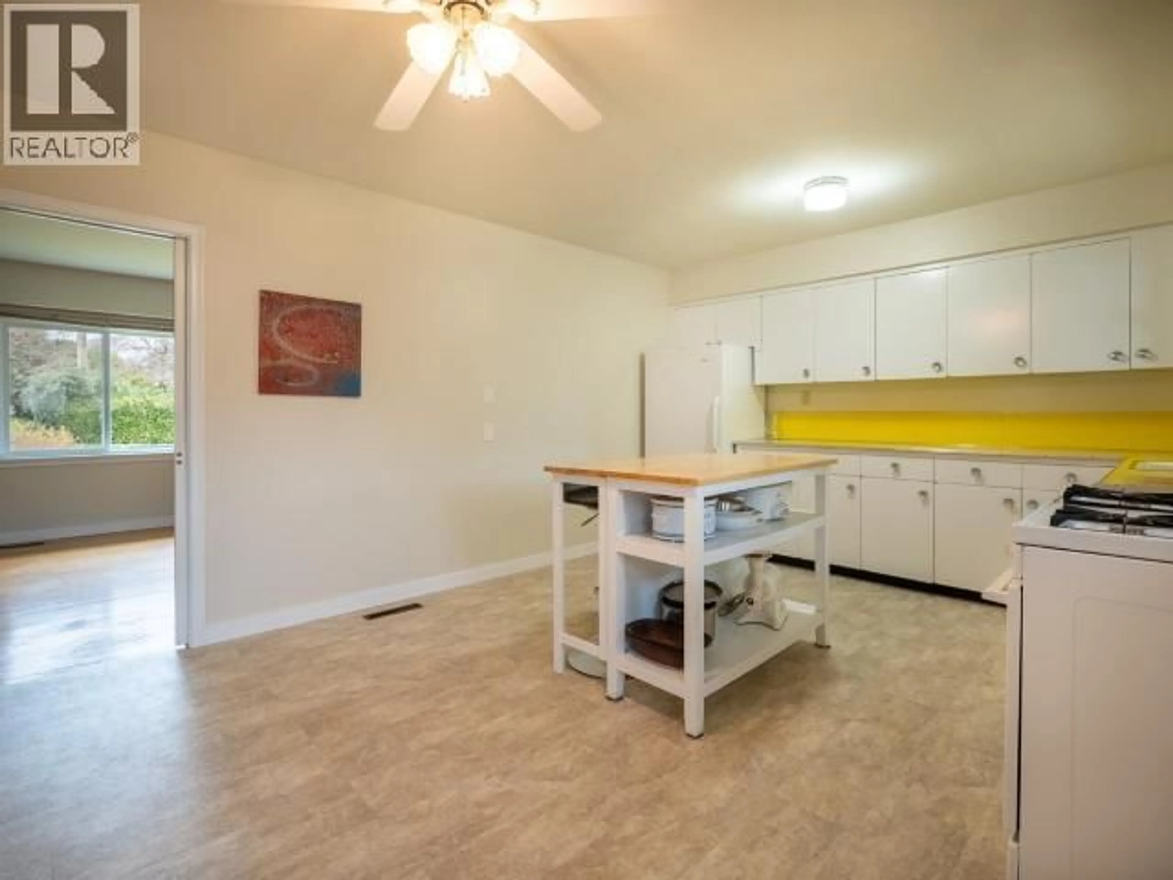 Open concept kitchen, unknown for 7023 TAHSIS STREET, Powell River British Columbia V8A1G4