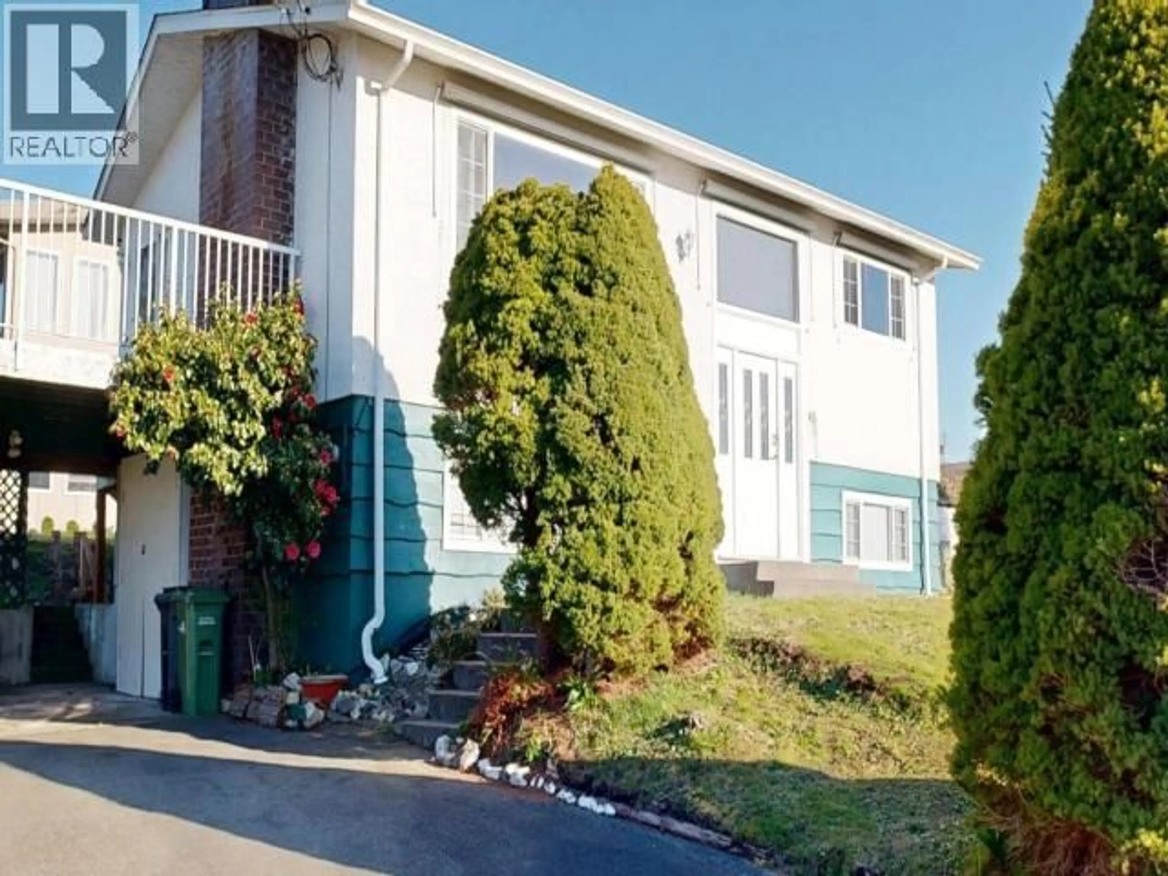 Home with vinyl exterior material, street for 7176 GLACIER STREET, Powell River British Columbia