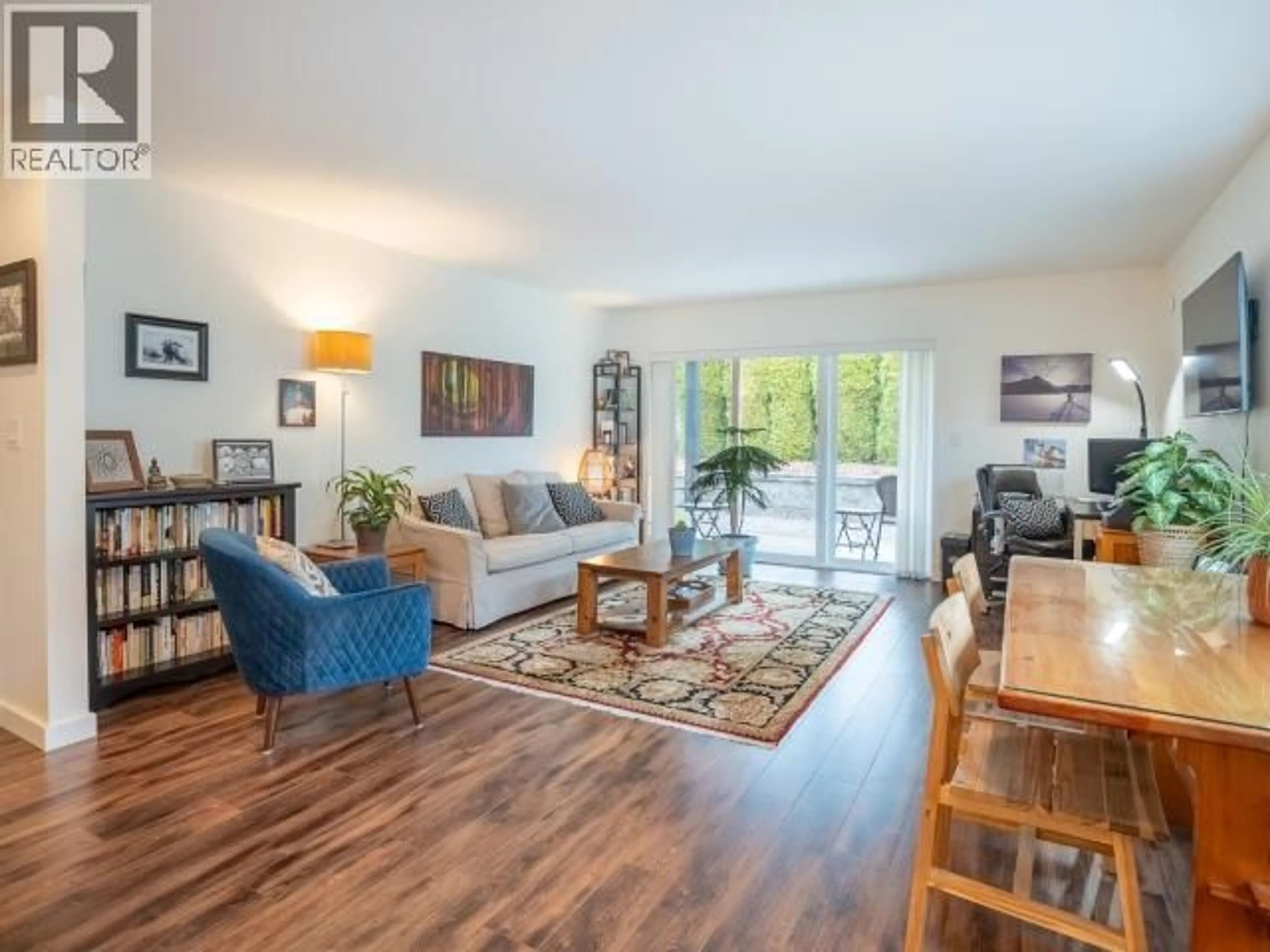 Living room with furniture, wood/laminate floor for 4 - 4415 MANSON AVE, Powell River British Columbia