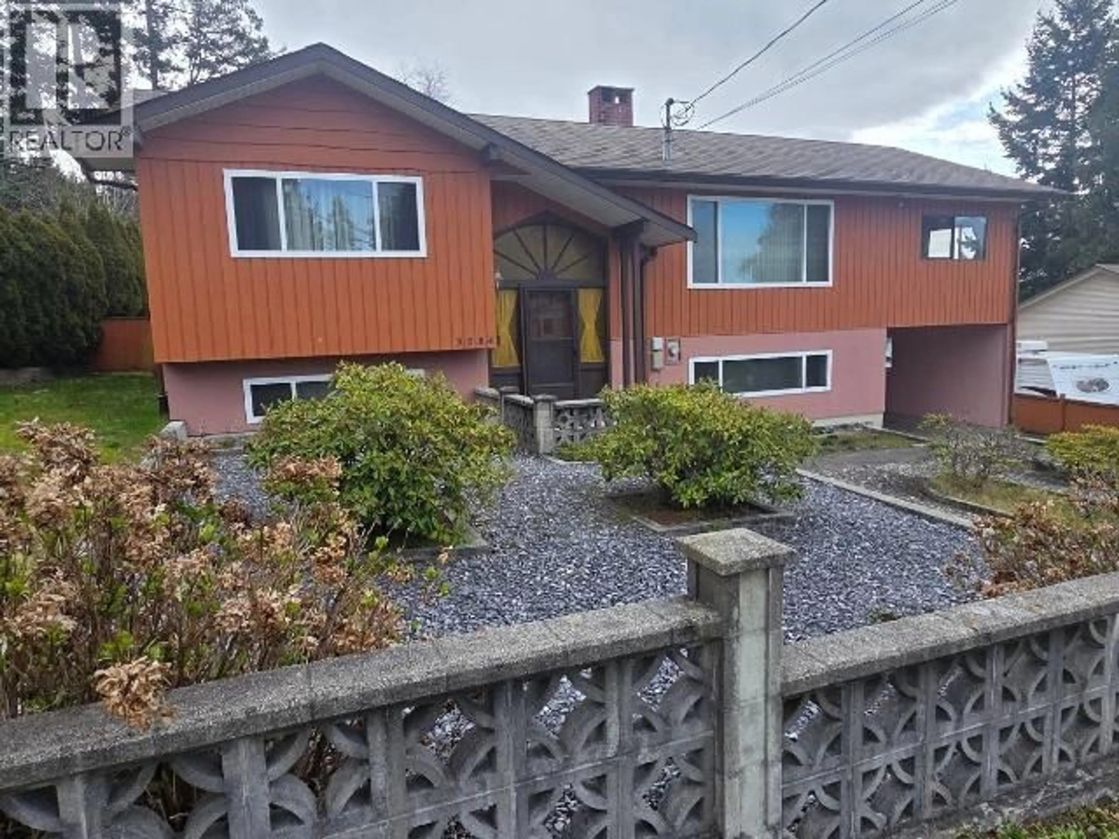 A pic from outside/outdoor area/front of a property/back of a property/a pic from drone, street for 3284 CARIBOO AVE, Powell River British Columbia