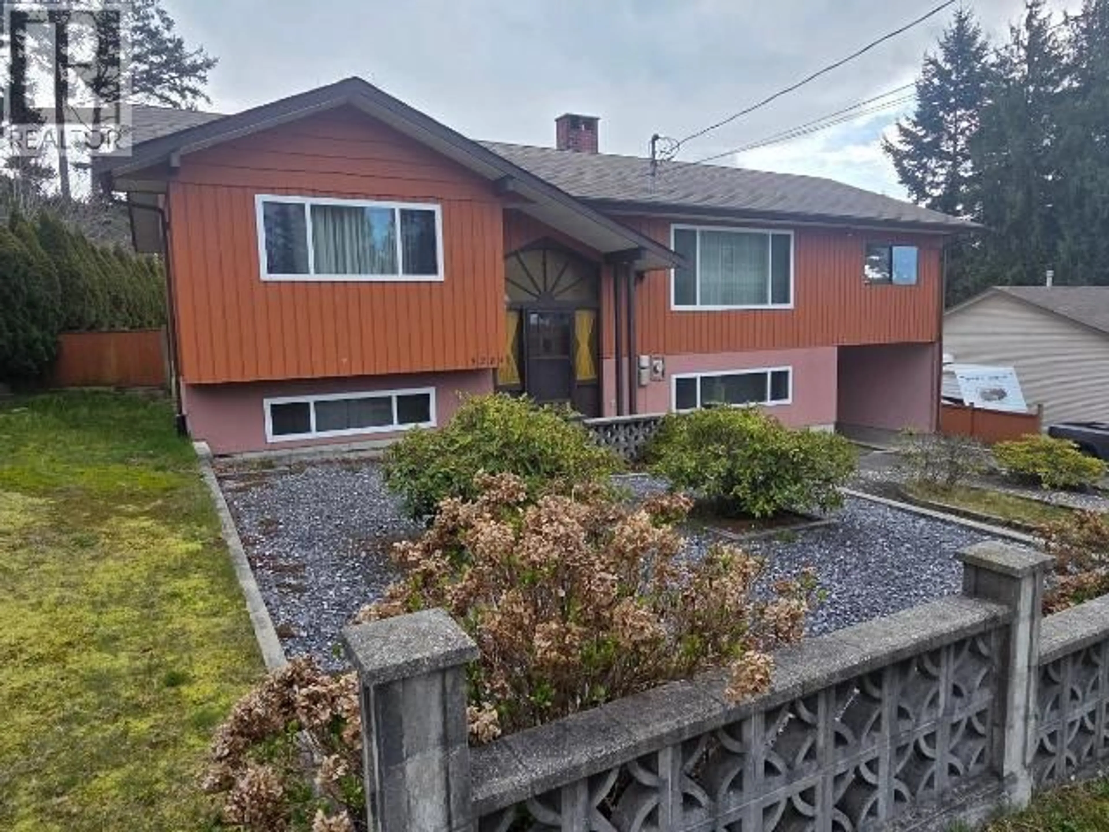 A pic from outside/outdoor area/front of a property/back of a property/a pic from drone, street for 3284 CARIBOO AVE, Powell River British Columbia