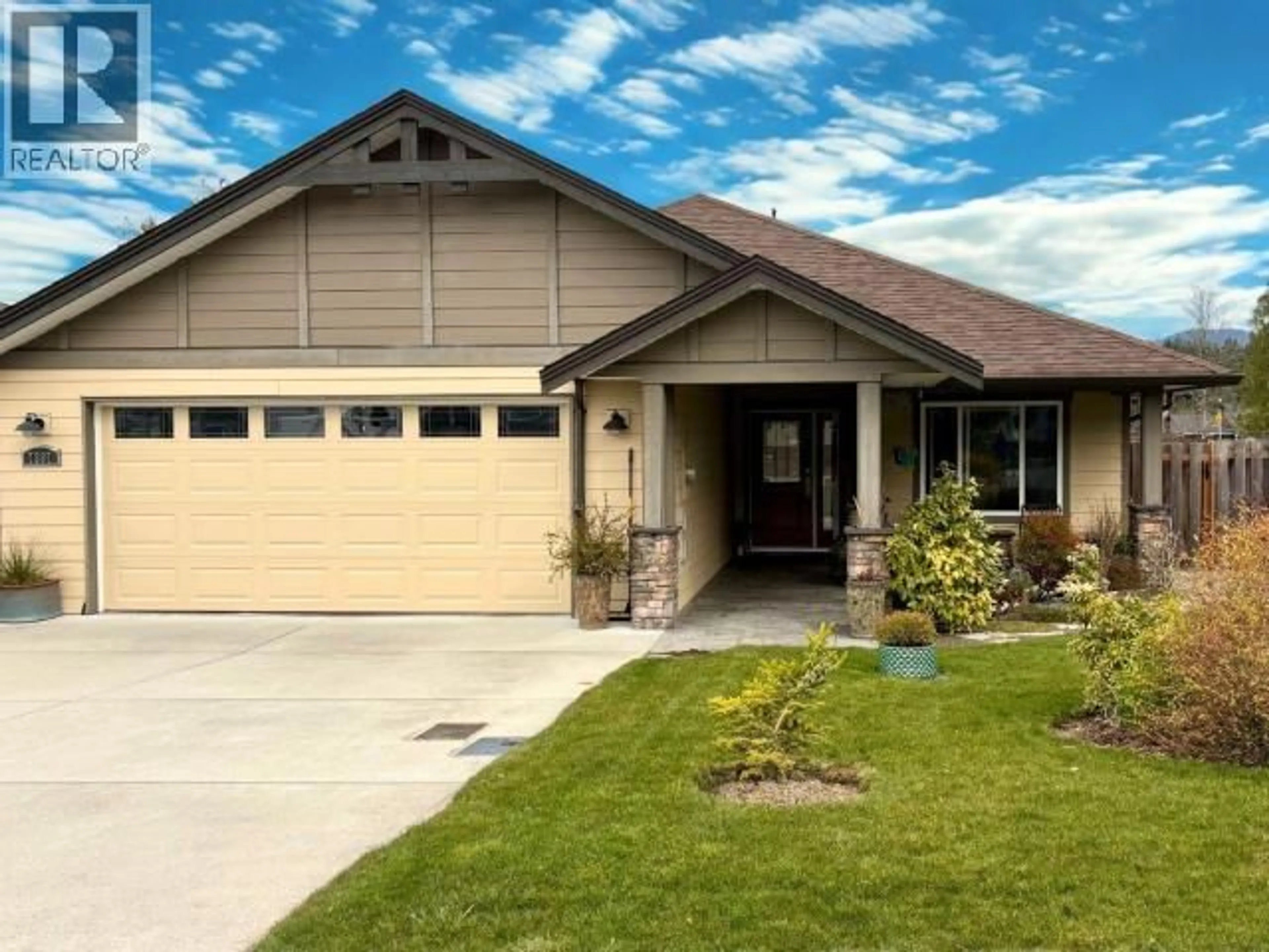 Home with vinyl exterior material, street for 7367 GLACIER STREET, Powell River British Columbia V8A5V2