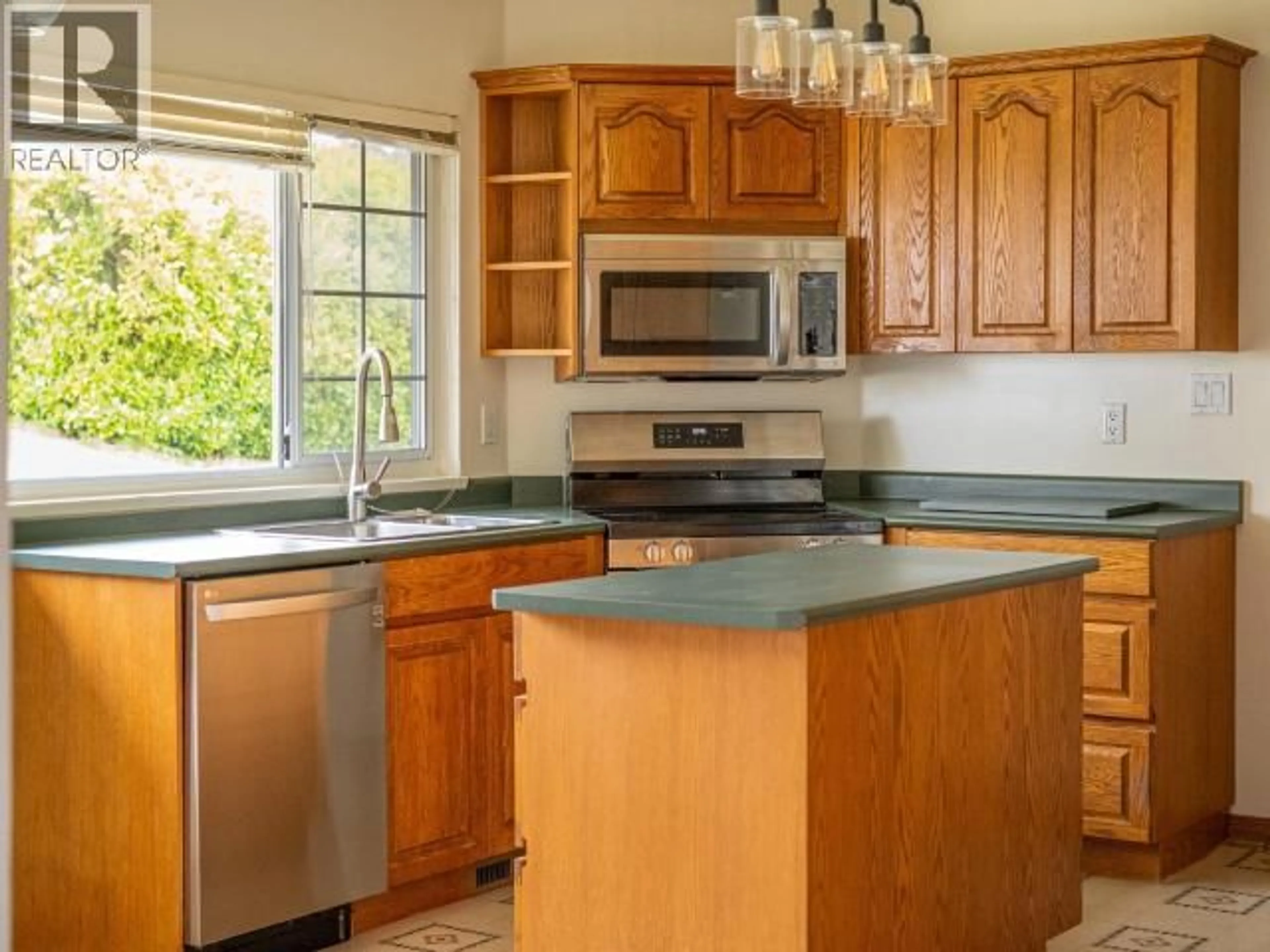 Standard kitchen, ceramic/tile floor for 4683 FERNWOOD AVE, Powell River British Columbia V8A3L7