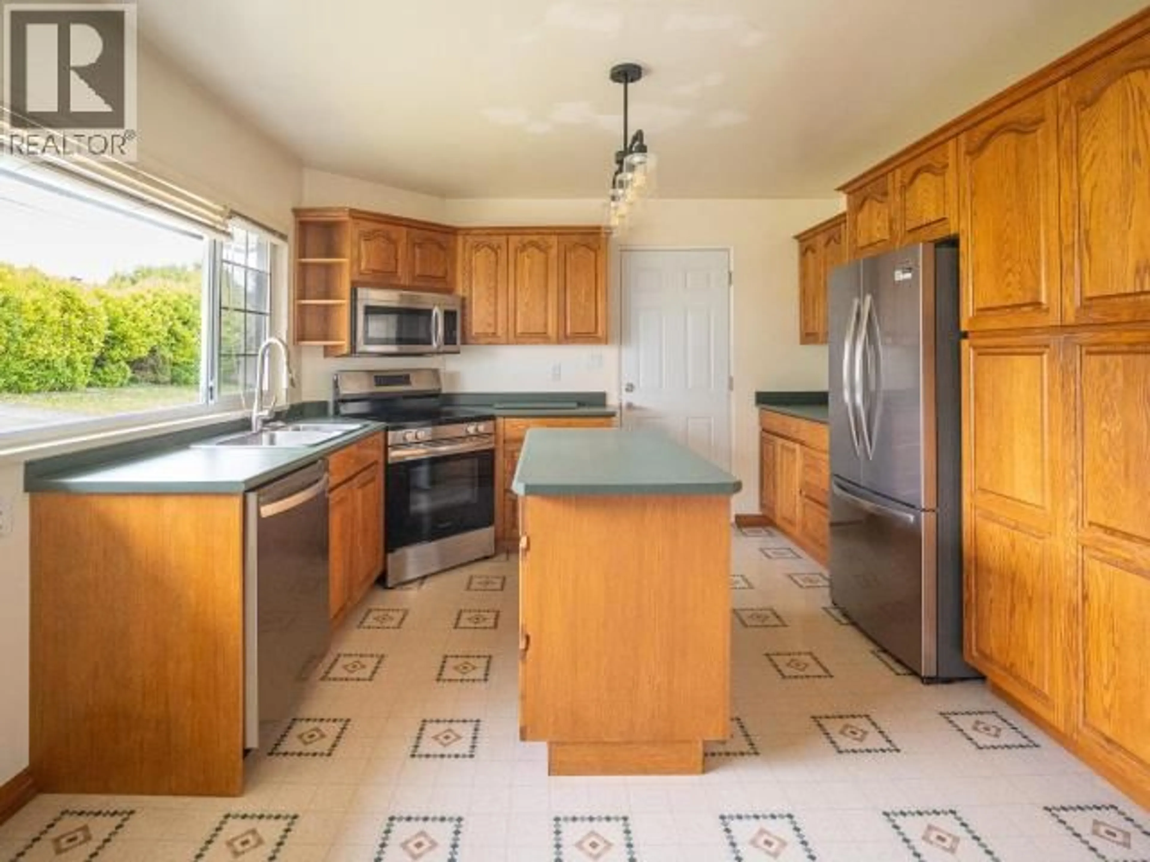 Open concept kitchen, ceramic/tile floor for 4683 FERNWOOD AVE, Powell River British Columbia V8A3L7