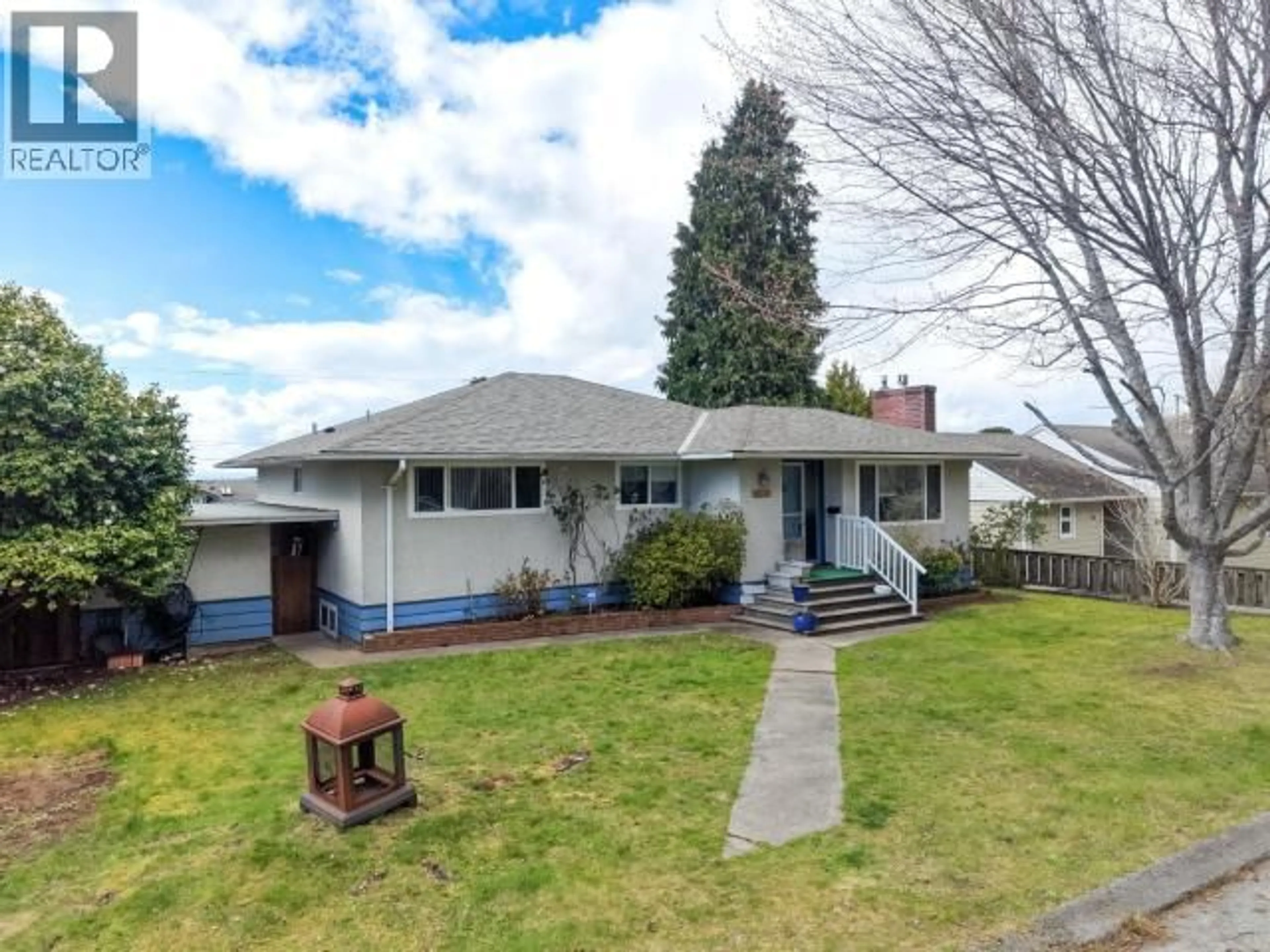 Home with vinyl exterior material, street for 4133 GORDON AVE, Powell River British Columbia V8A2V3