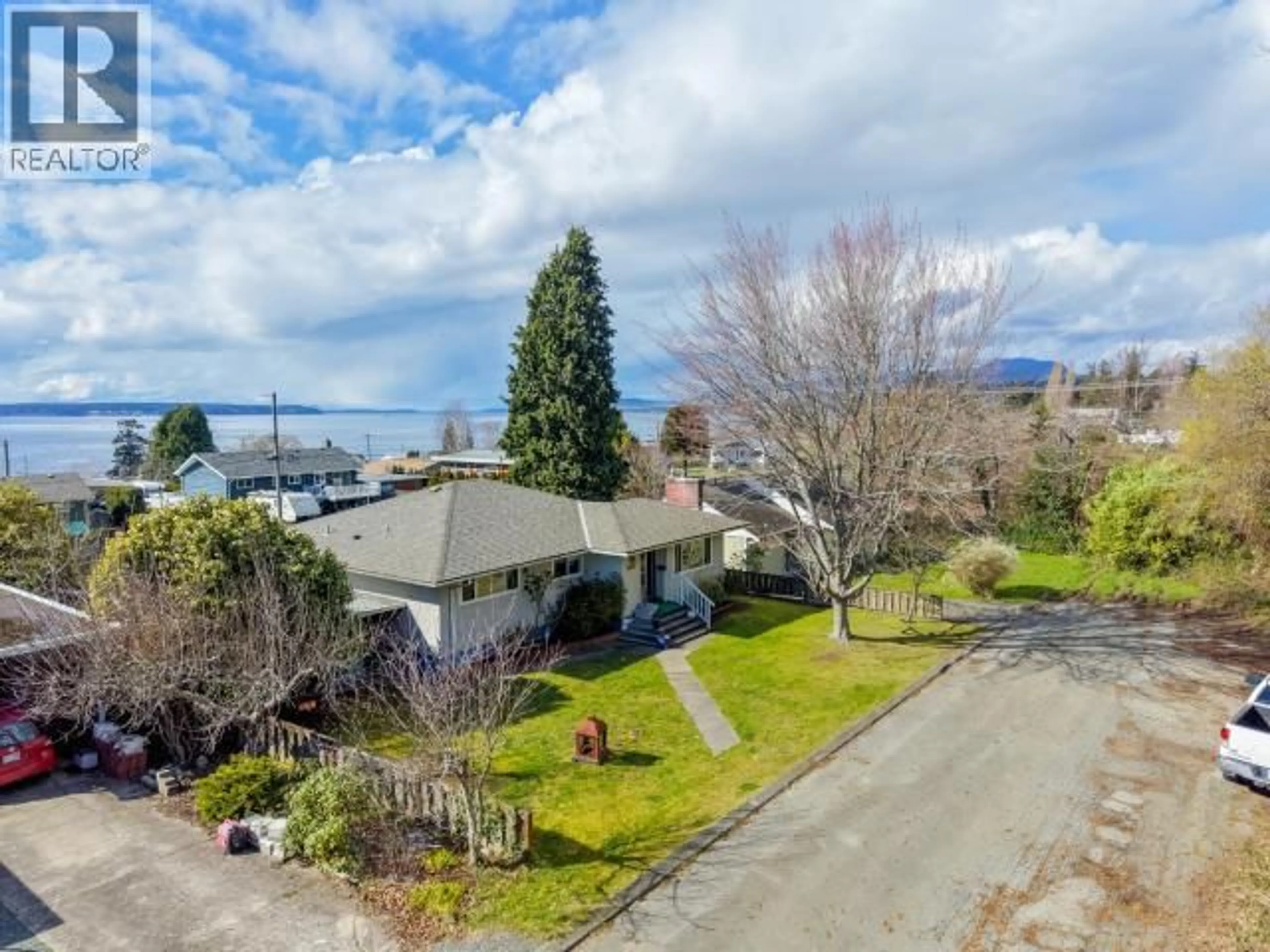 A pic from outside/outdoor area/front of a property/back of a property/a pic from drone, water/lake/river/ocean view for 4133 GORDON AVE, Powell River British Columbia V8A2V3