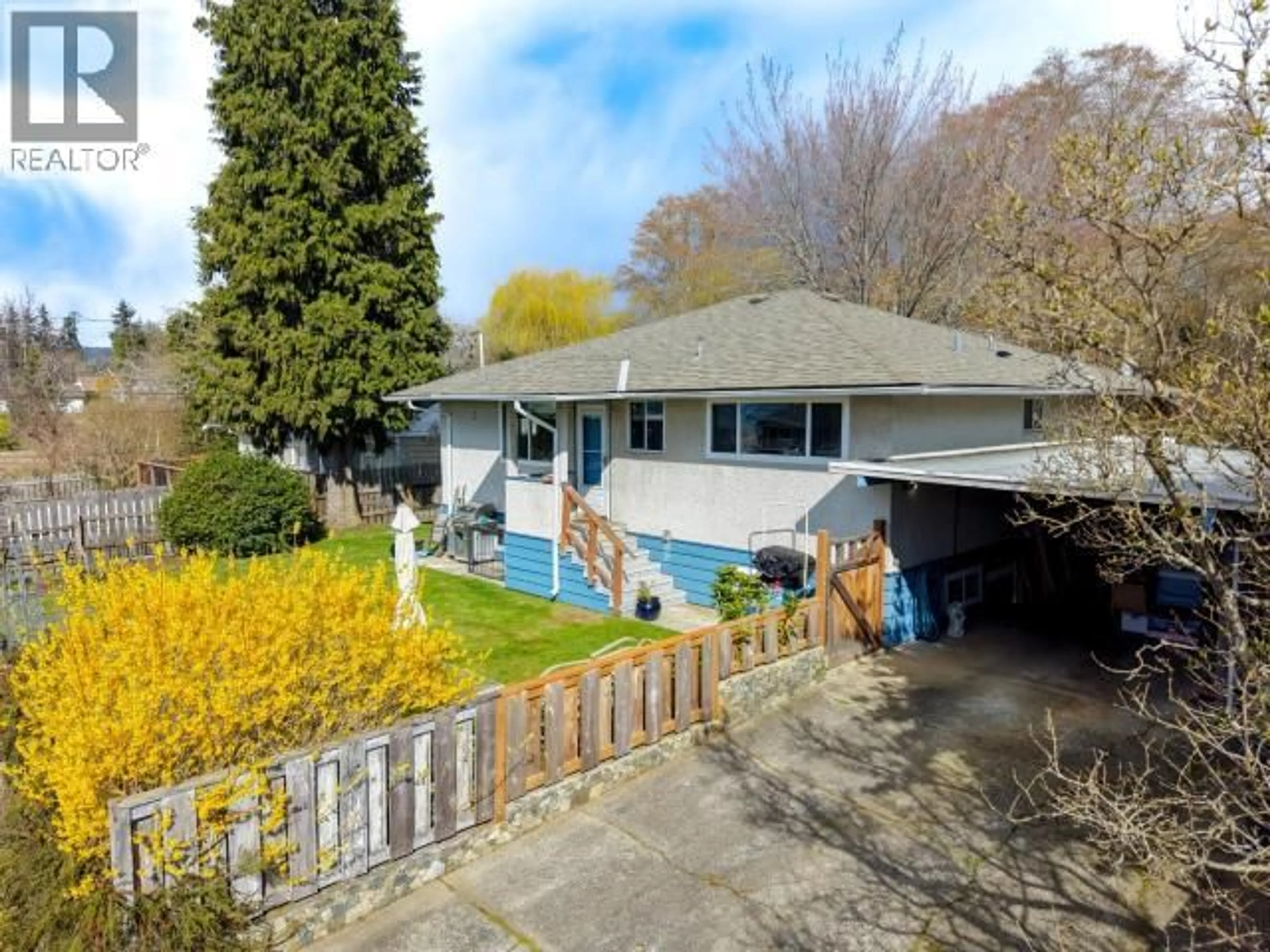 A pic from outside/outdoor area/front of a property/back of a property/a pic from drone, unknown for 4133 GORDON AVE, Powell River British Columbia V8A2V3