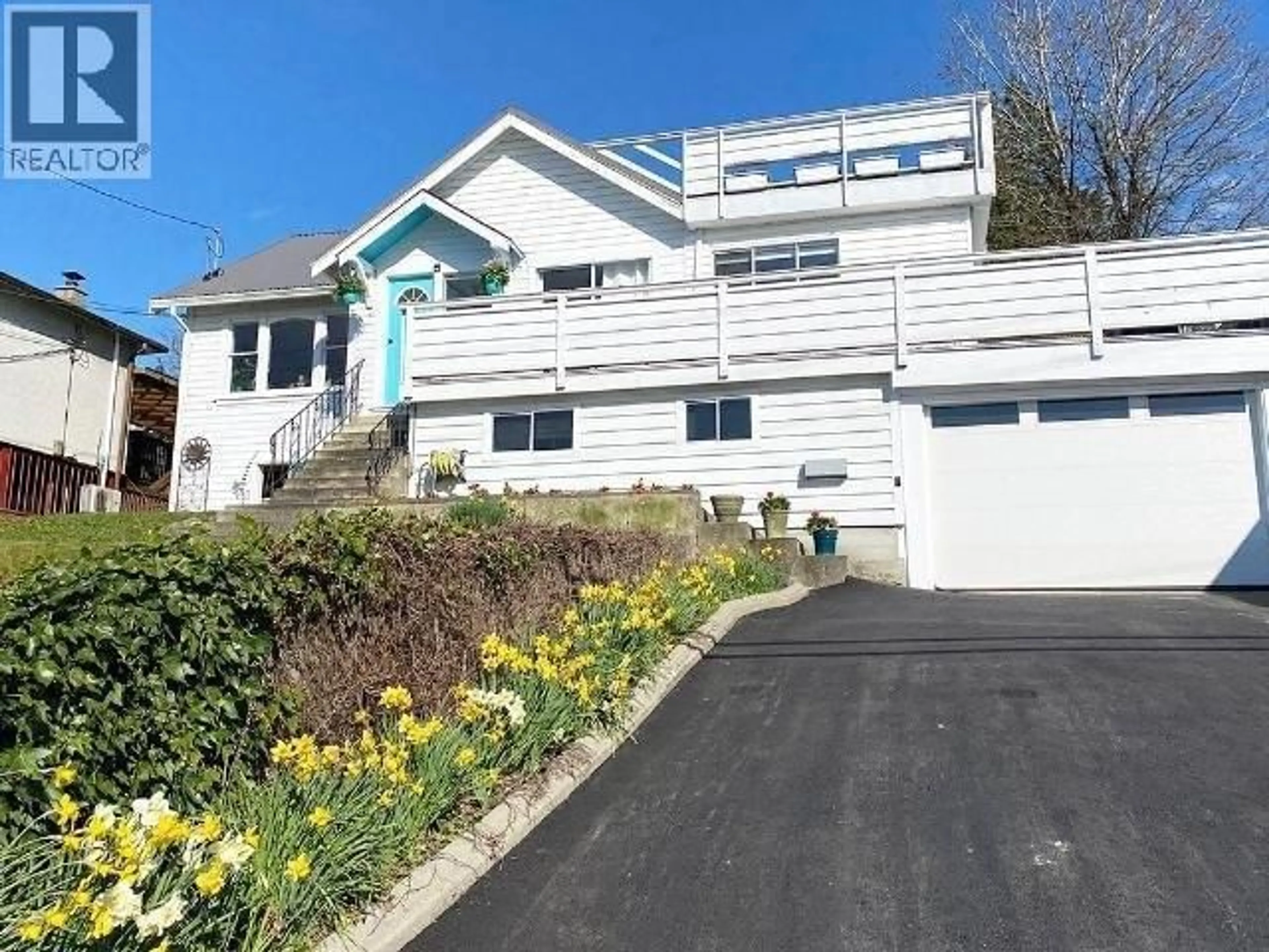 Home with vinyl exterior material, street for 4516 MARINE AVE, Powell River British Columbia