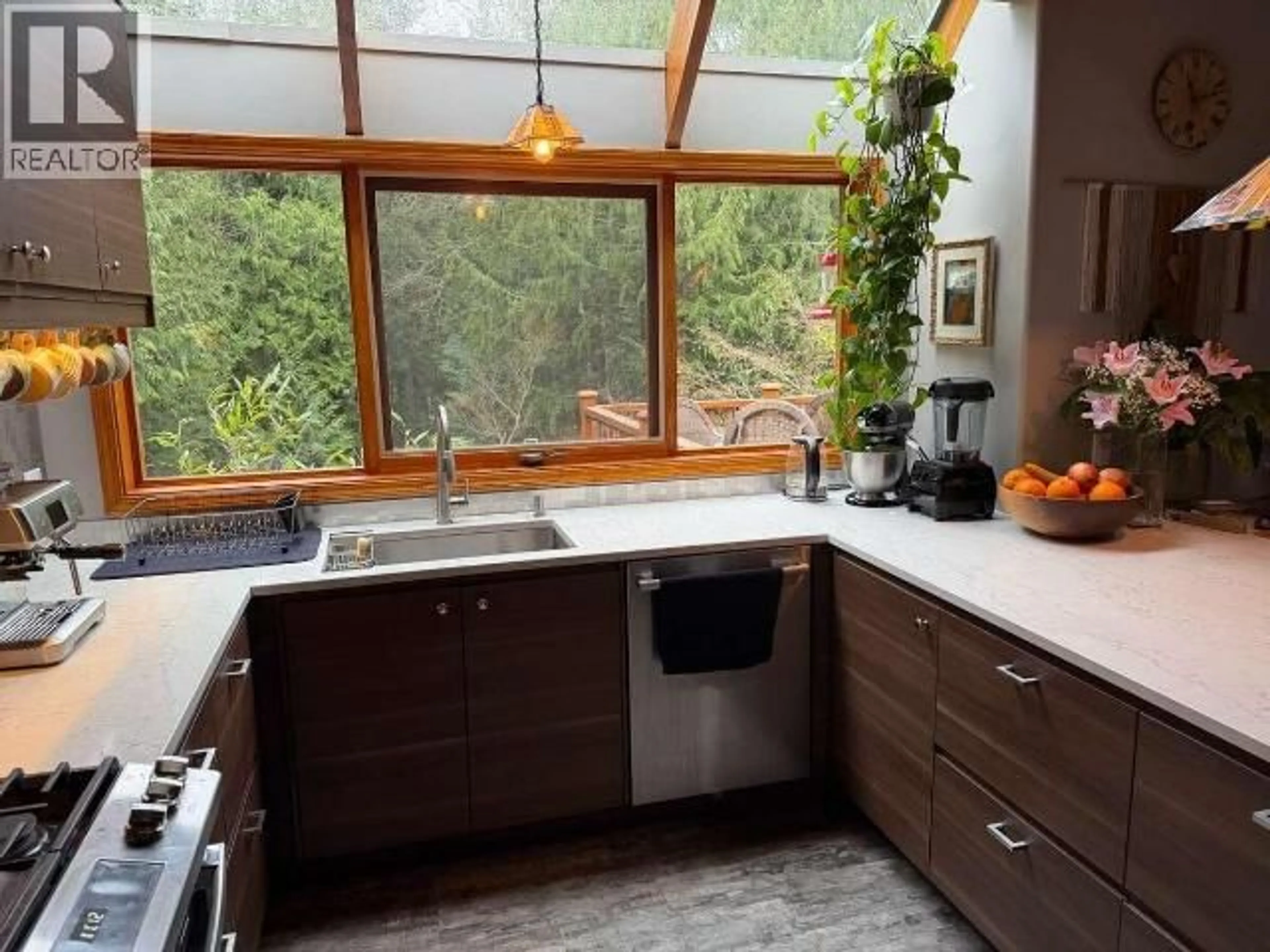 Contemporary kitchen, unknown for 9340 MALASPINA RD, Powell River British Columbia V8A0G2