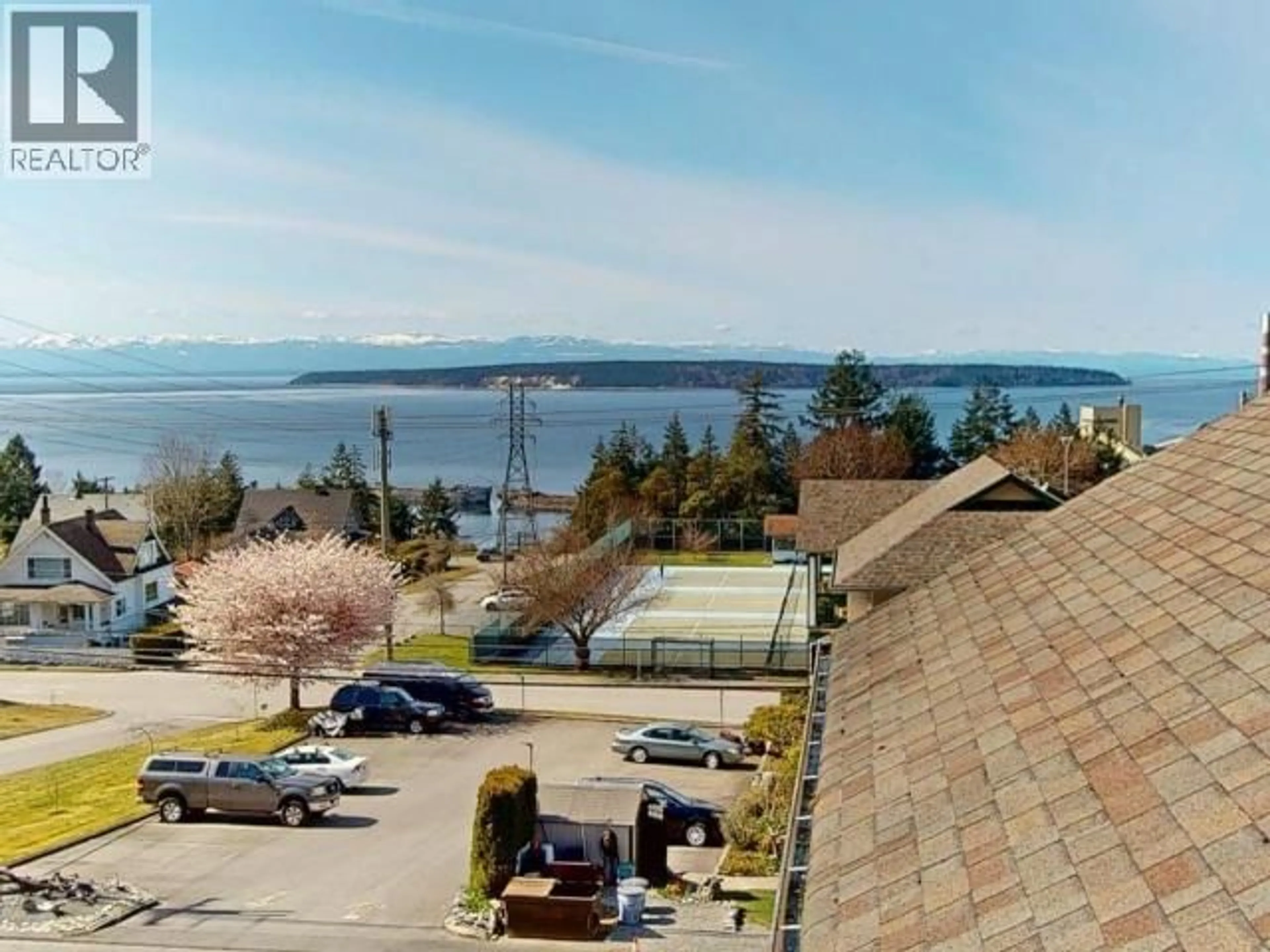 A pic from outside/outdoor area/front of a property/back of a property/a pic from drone, water/lake/river/ocean view for 401 - 5700 WILLOW AVE, Powell River British Columbia V8A5T1