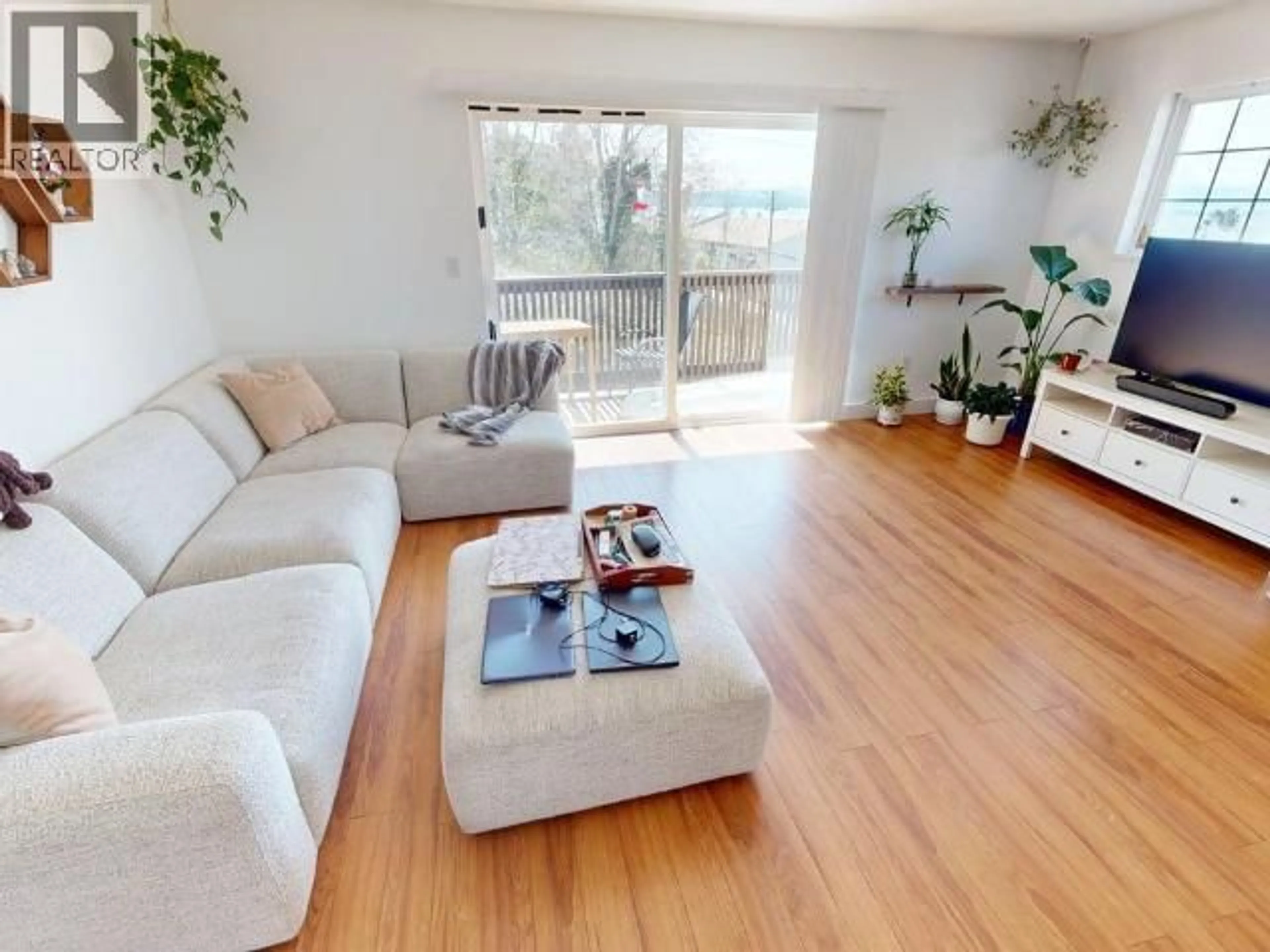Living room with furniture, wood/laminate floor for 401 - 5700 WILLOW AVE, Powell River British Columbia V8A5T1