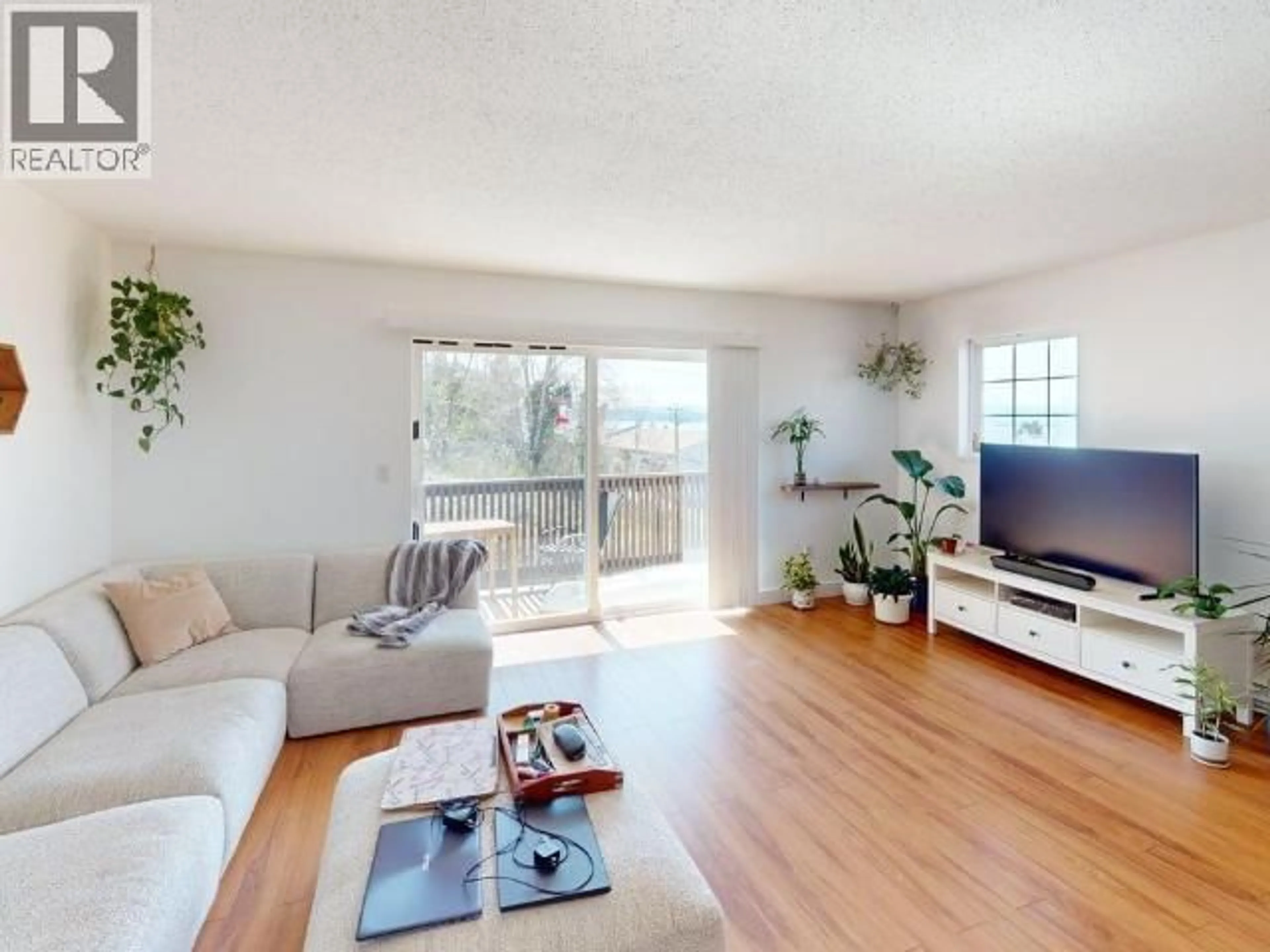Living room with furniture, wood/laminate floor for 401 - 5700 WILLOW AVE, Powell River British Columbia V8A5T1
