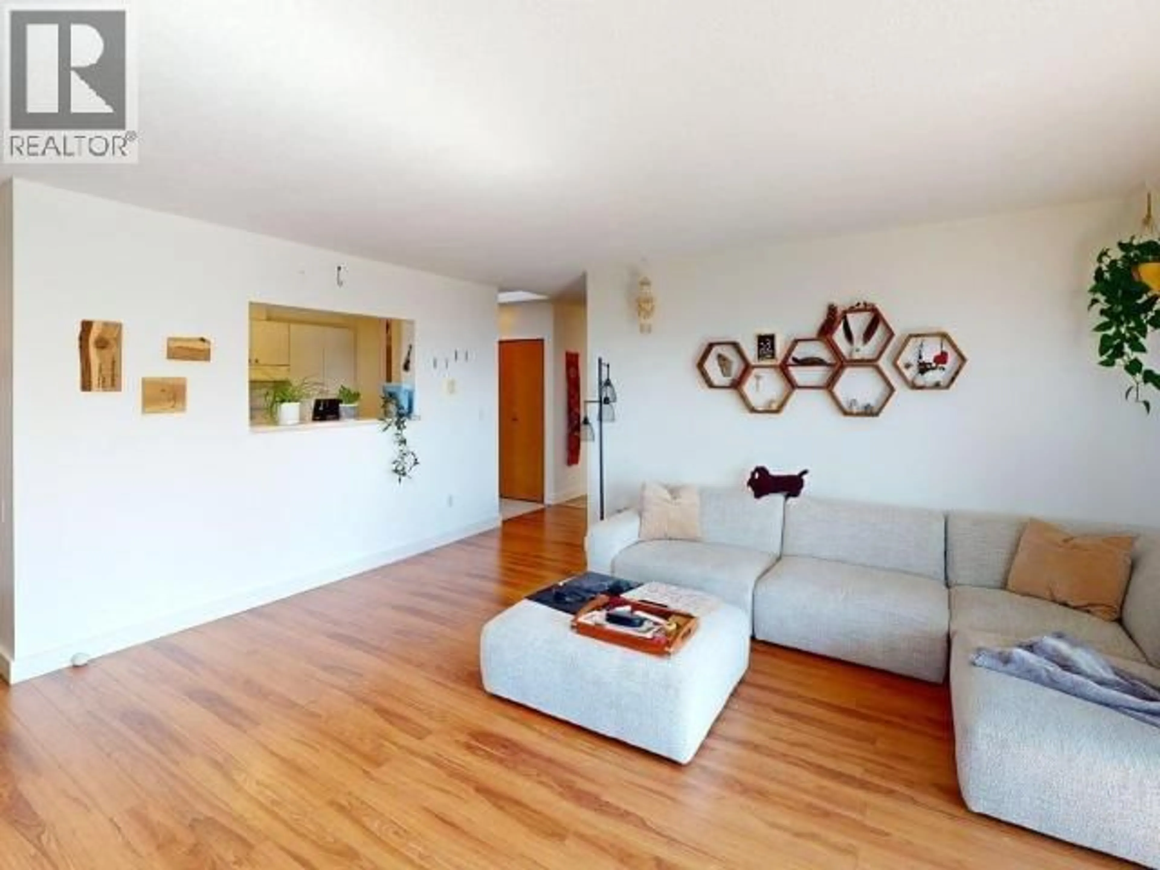 Living room with furniture, wood/laminate floor for 401 - 5700 WILLOW AVE, Powell River British Columbia V8A5T1