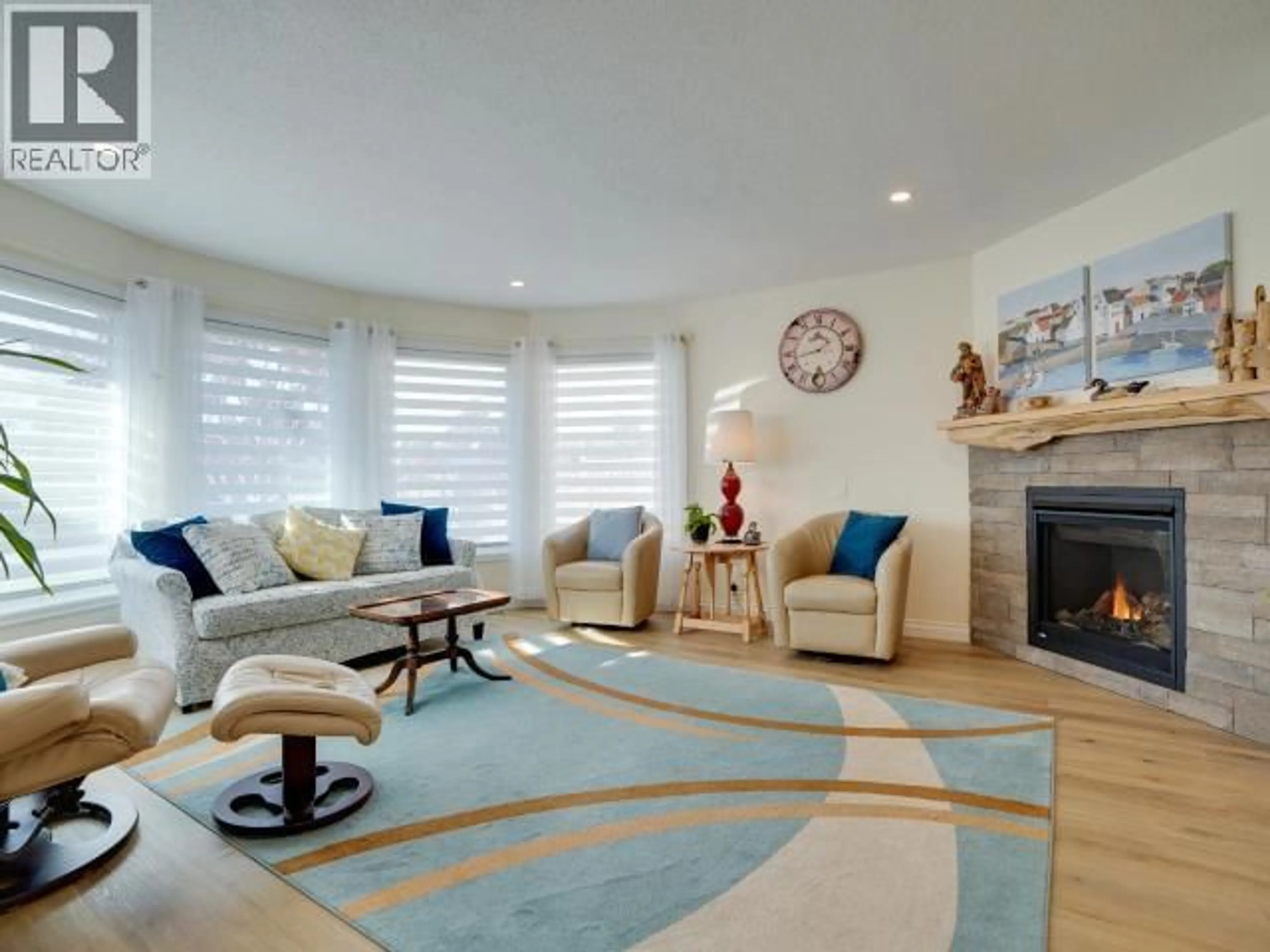 Living room with furniture, unknown for 4750 REDONDA AVE, Powell River British Columbia V8A5C9