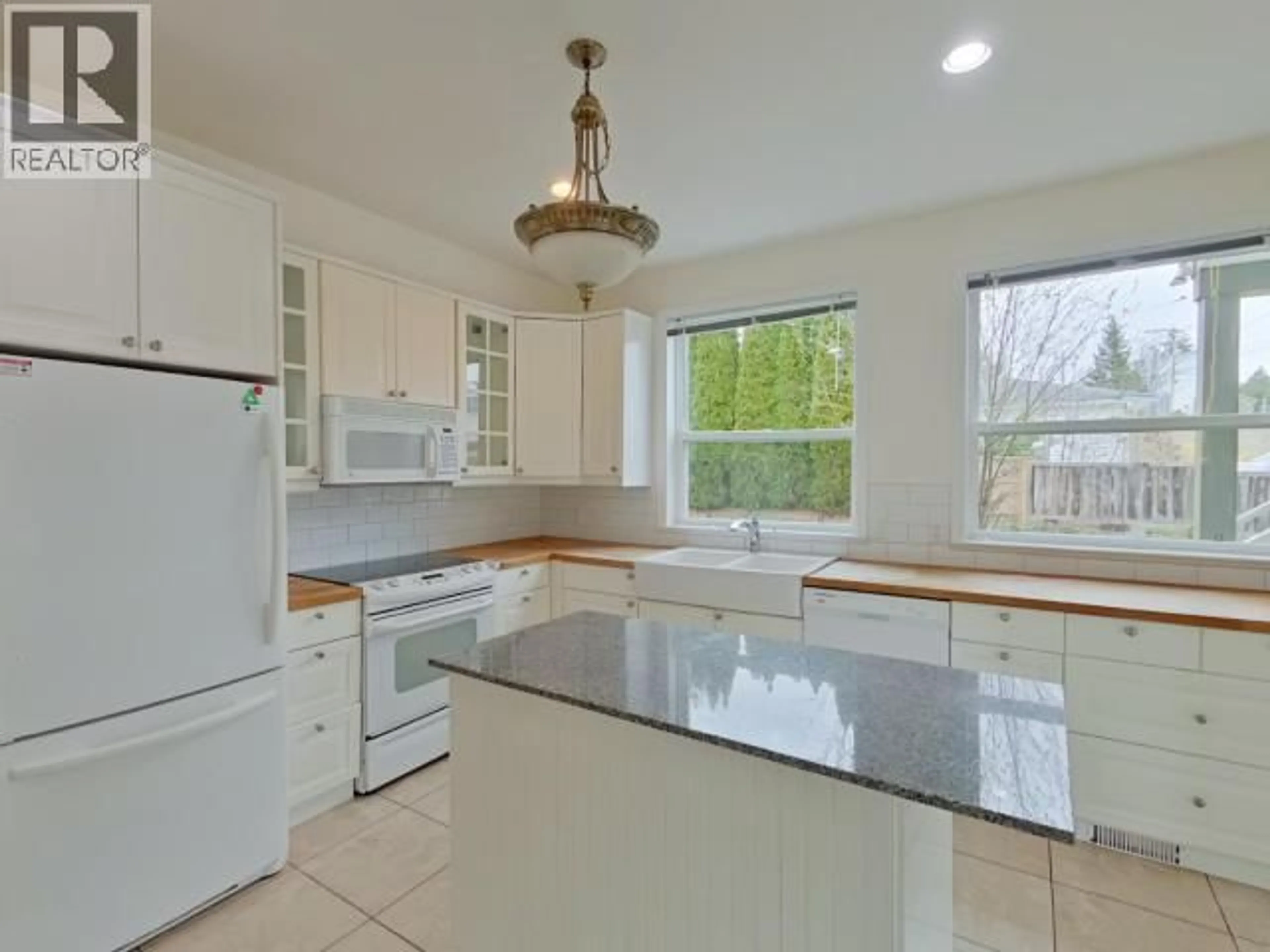 Open concept kitchen, ceramic/tile floor for 6402 HILLCREST AVE, Powell River British Columbia