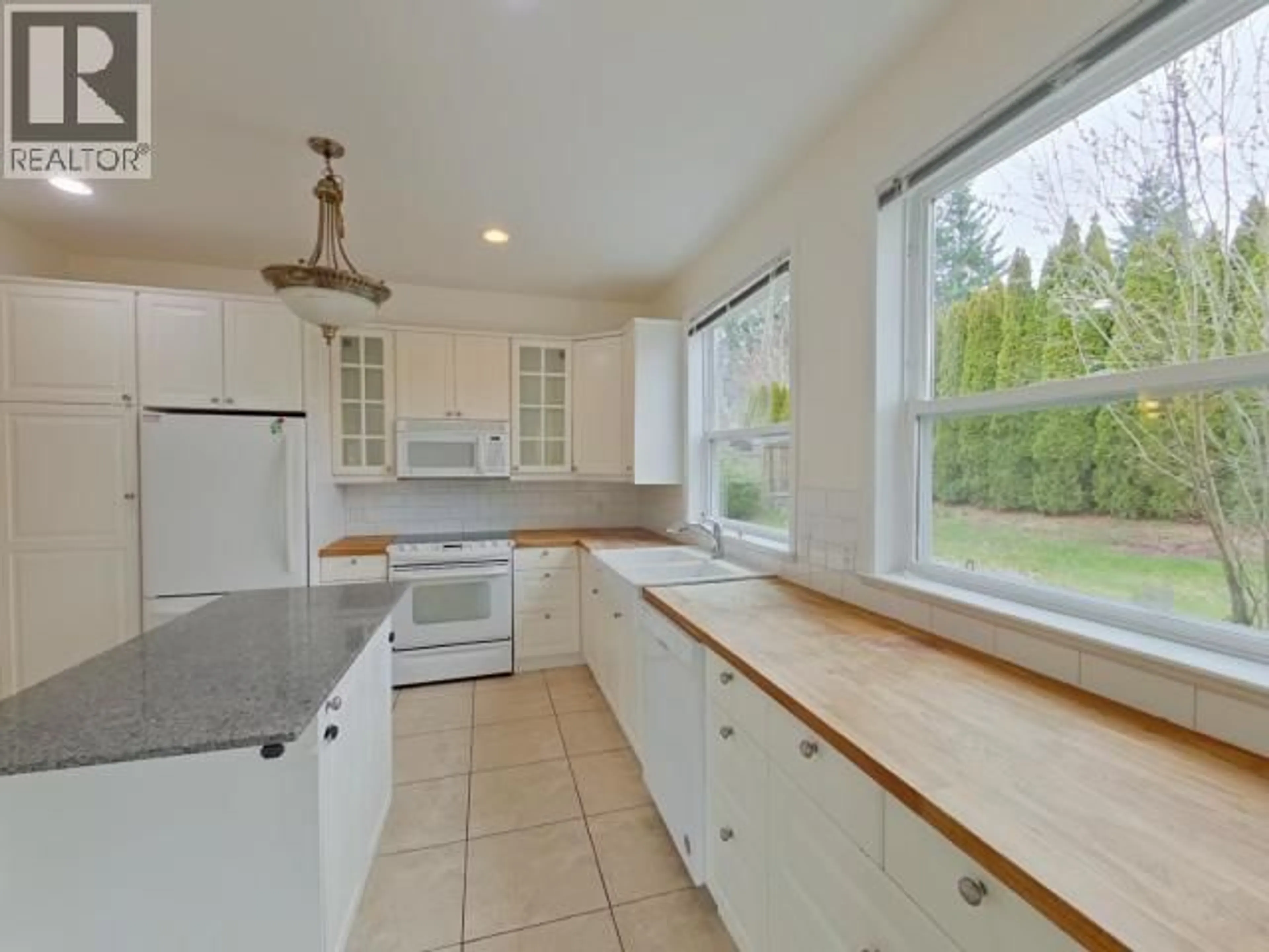 Open concept kitchen, ceramic/tile floor for 6402 HILLCREST AVE, Powell River British Columbia