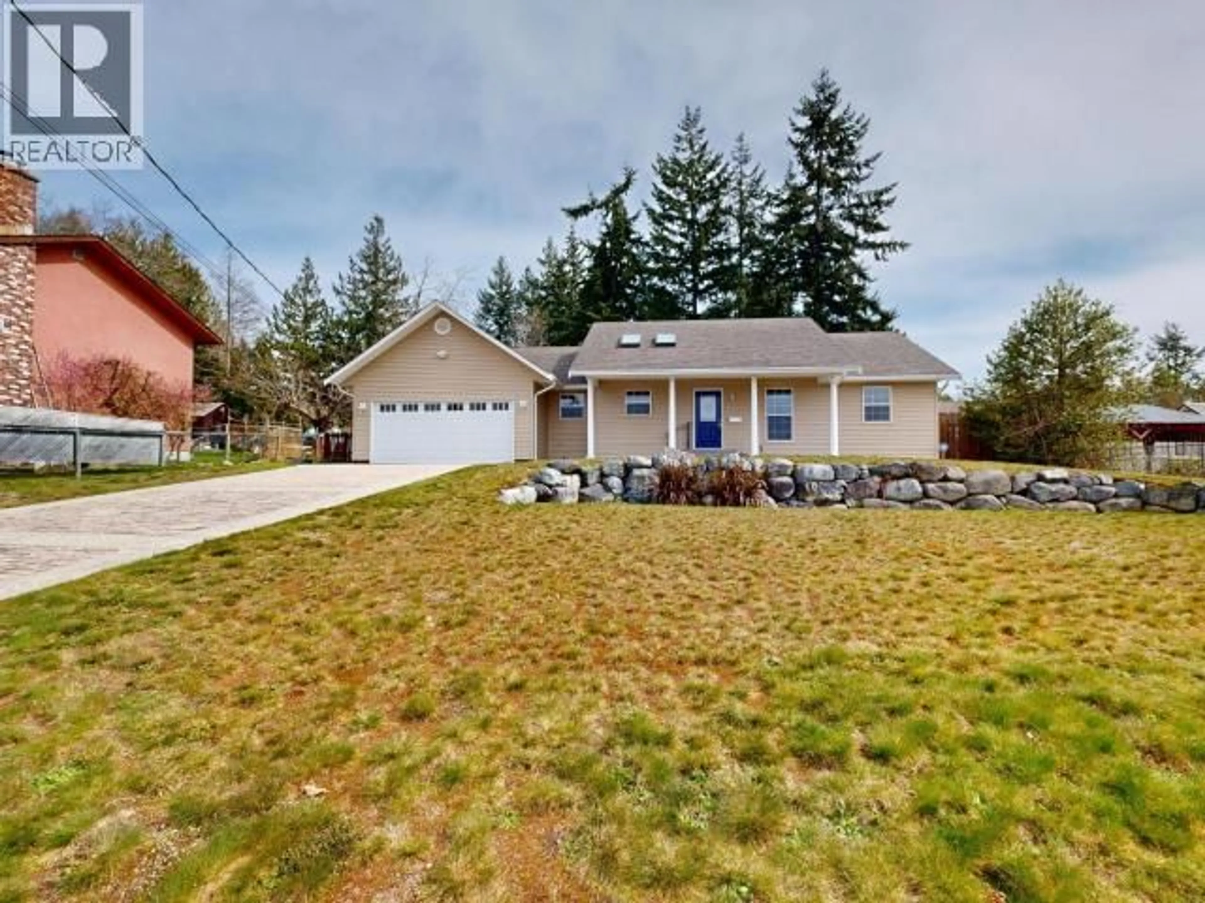 A pic from outside/outdoor area/front of a property/back of a property/a pic from drone, street for 5640 GAUDET AVE, Powell River British Columbia V8A4B6