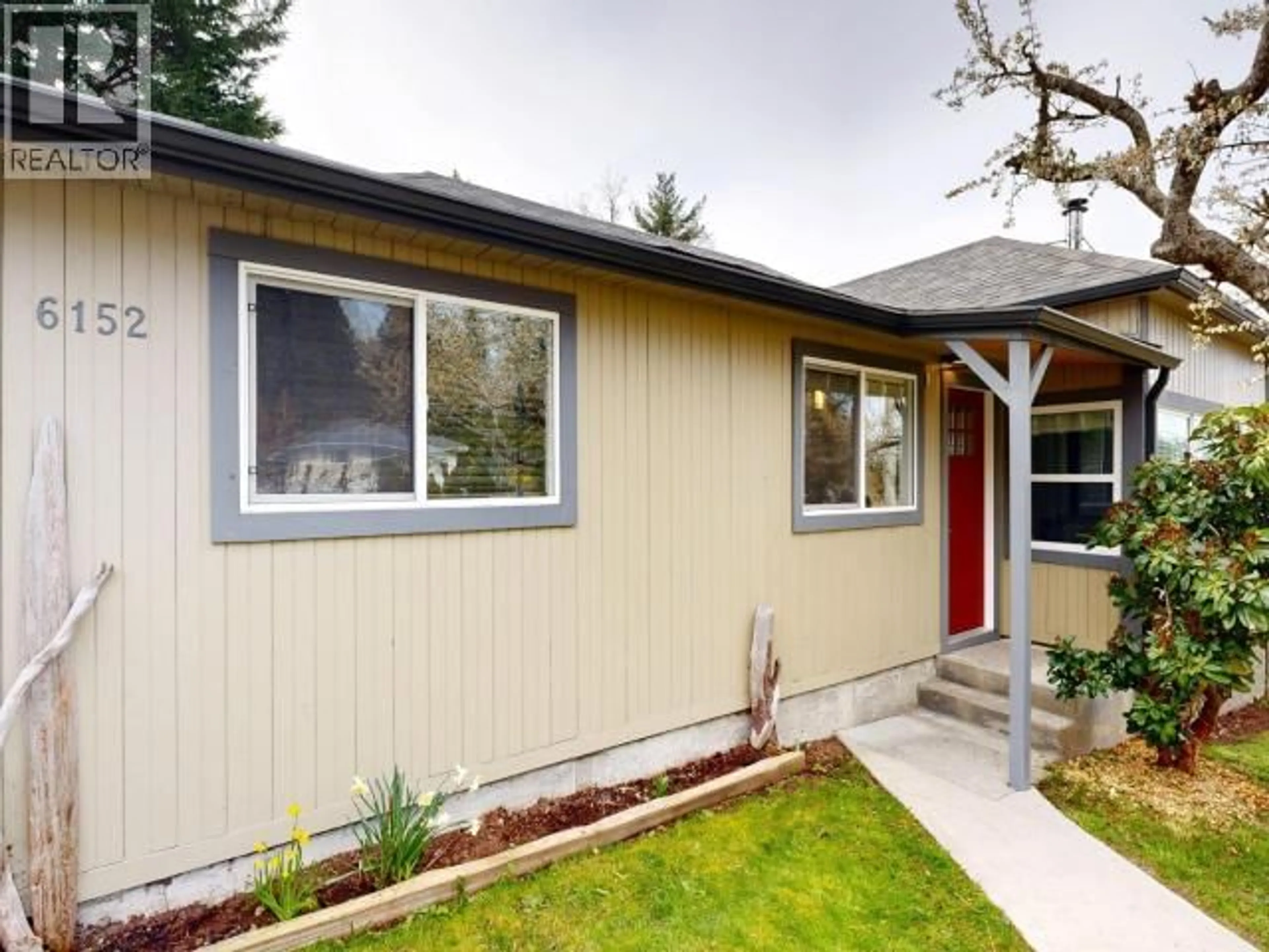 Home with vinyl exterior material, street for 6152 LOIS STREET, Powell River British Columbia V8A4V1