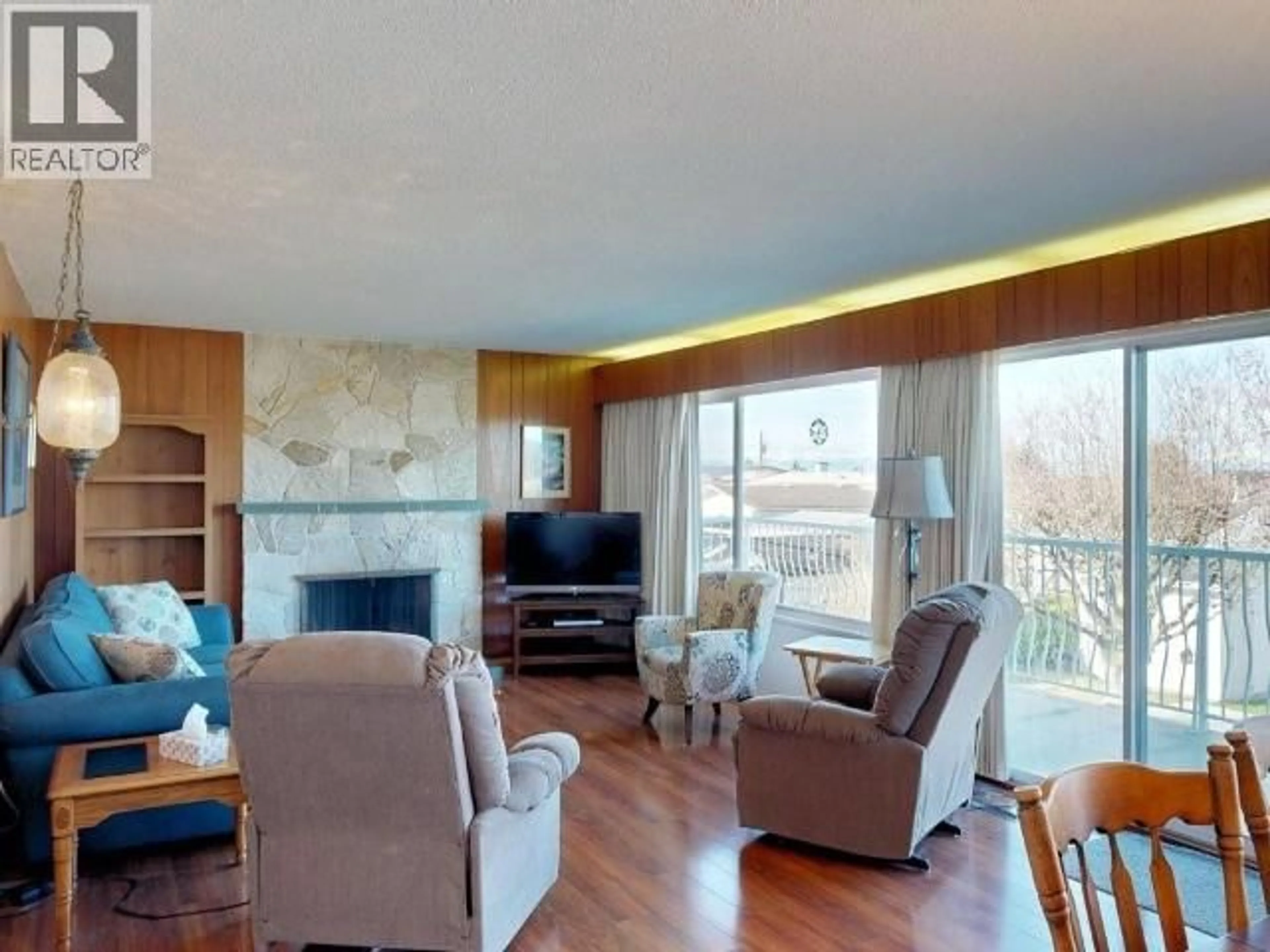 Living room with furniture, wood/laminate floor for 4565 MANSON AVE, Powell River British Columbia V8A3N3