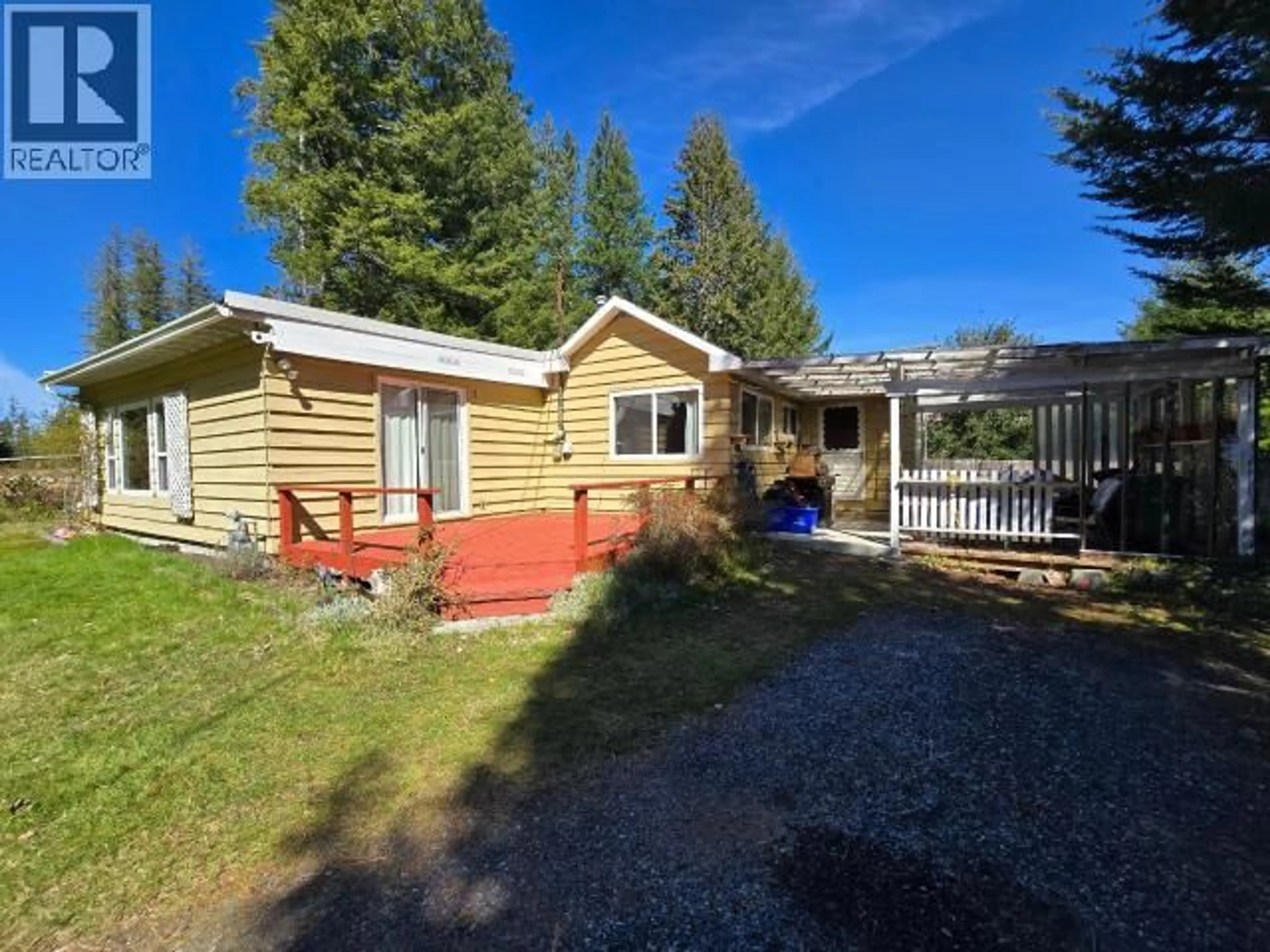 A pic from outside/outdoor area/front of a property/back of a property/a pic from drone, unknown for 5287 MCGUFFIE AVE, Powell River British Columbia