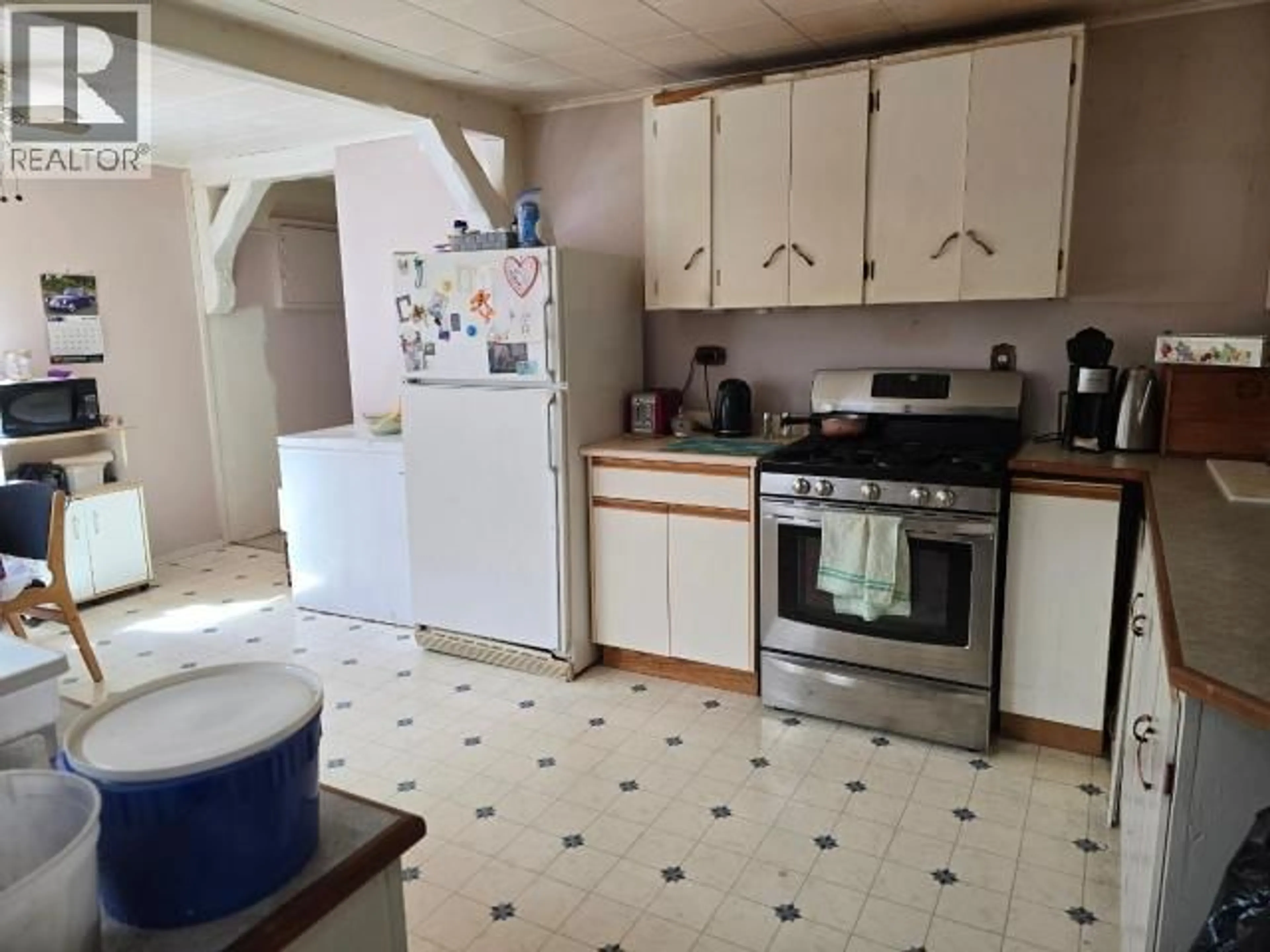 Standard kitchen, unknown for 5287 MCGUFFIE AVE, Powell River British Columbia