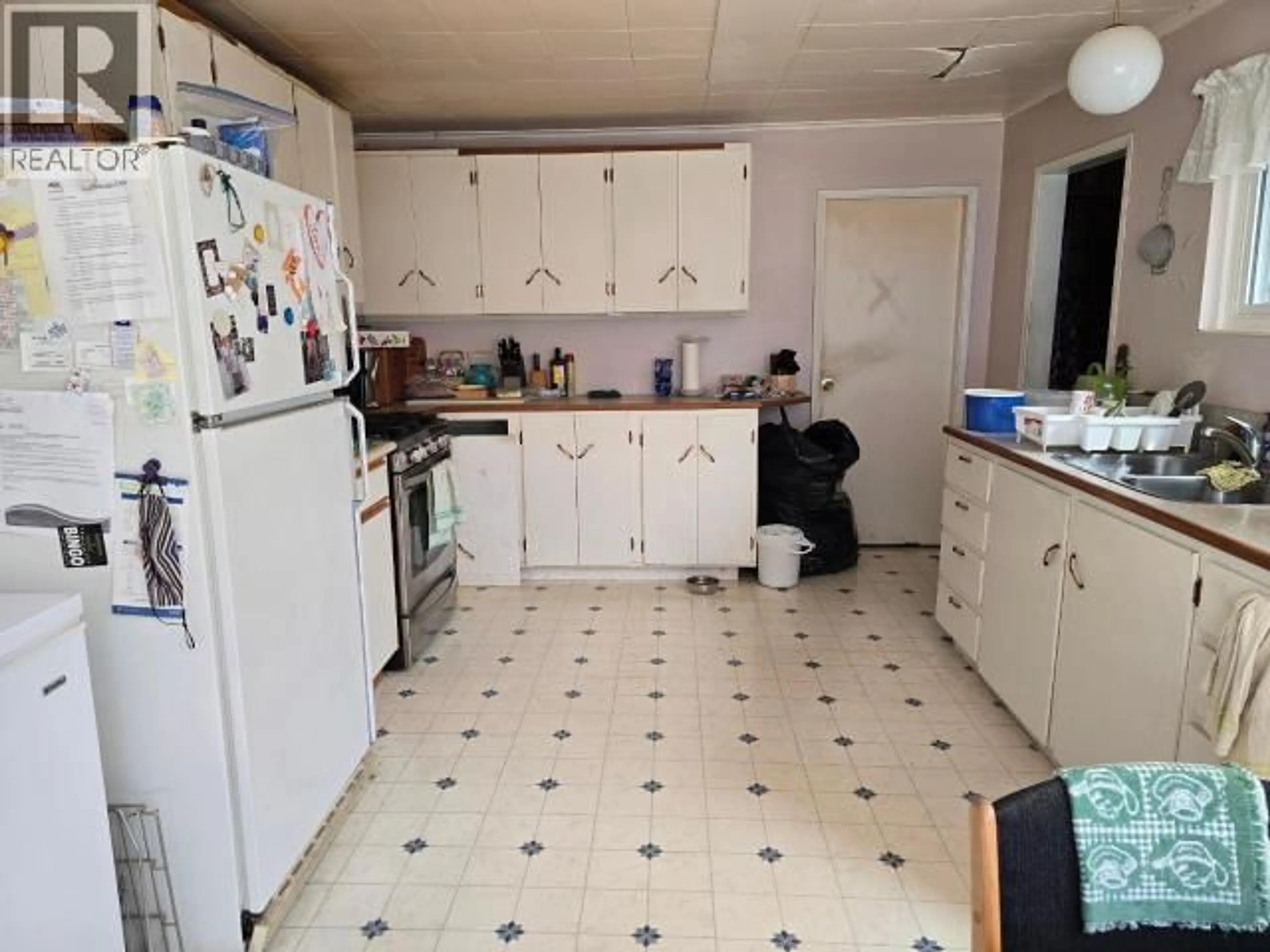 Standard kitchen, unknown for 5287 MCGUFFIE AVE, Powell River British Columbia