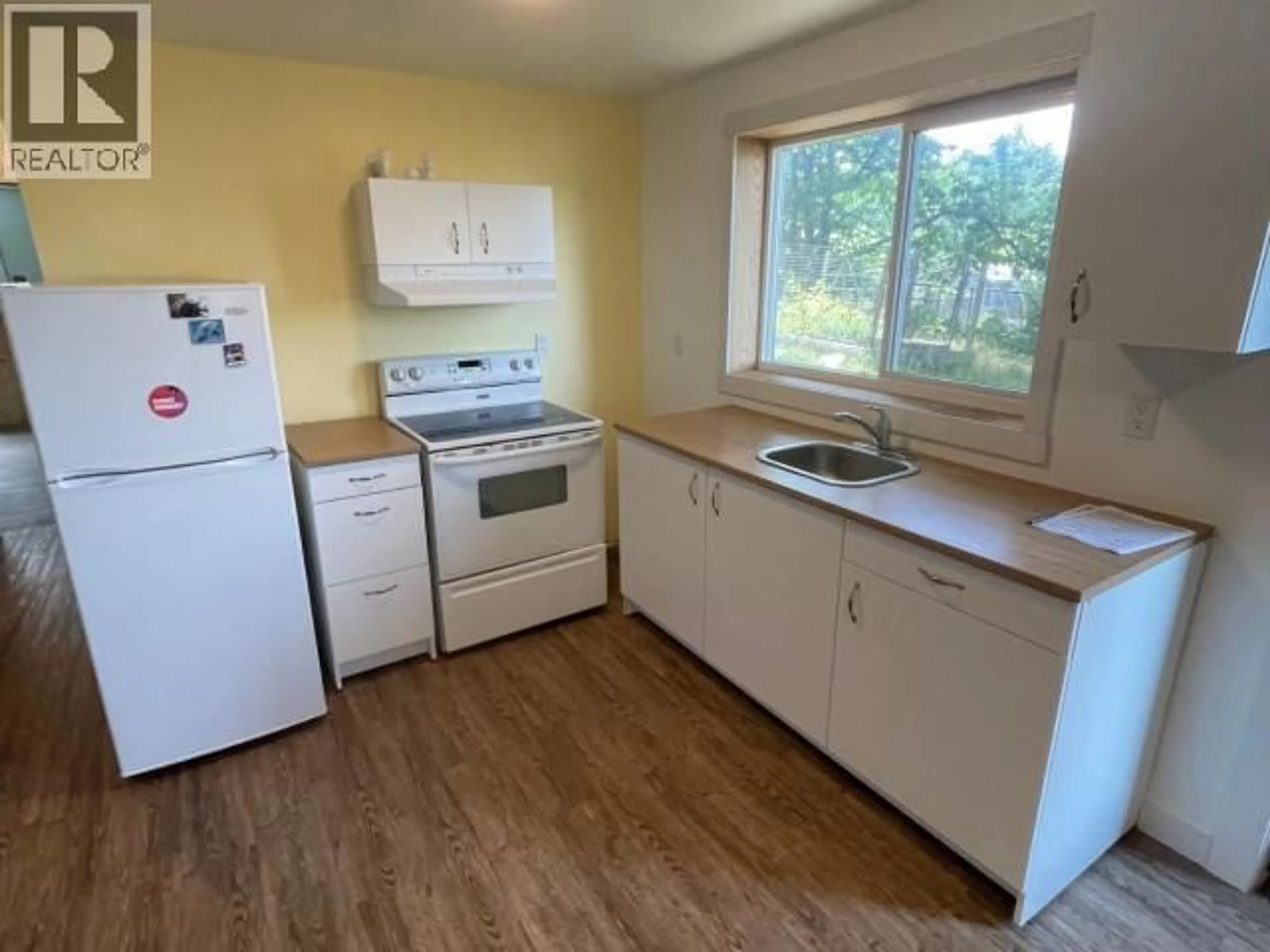 Standard kitchen, unknown for 4635 FERNWOOD AVE, Powell River British Columbia