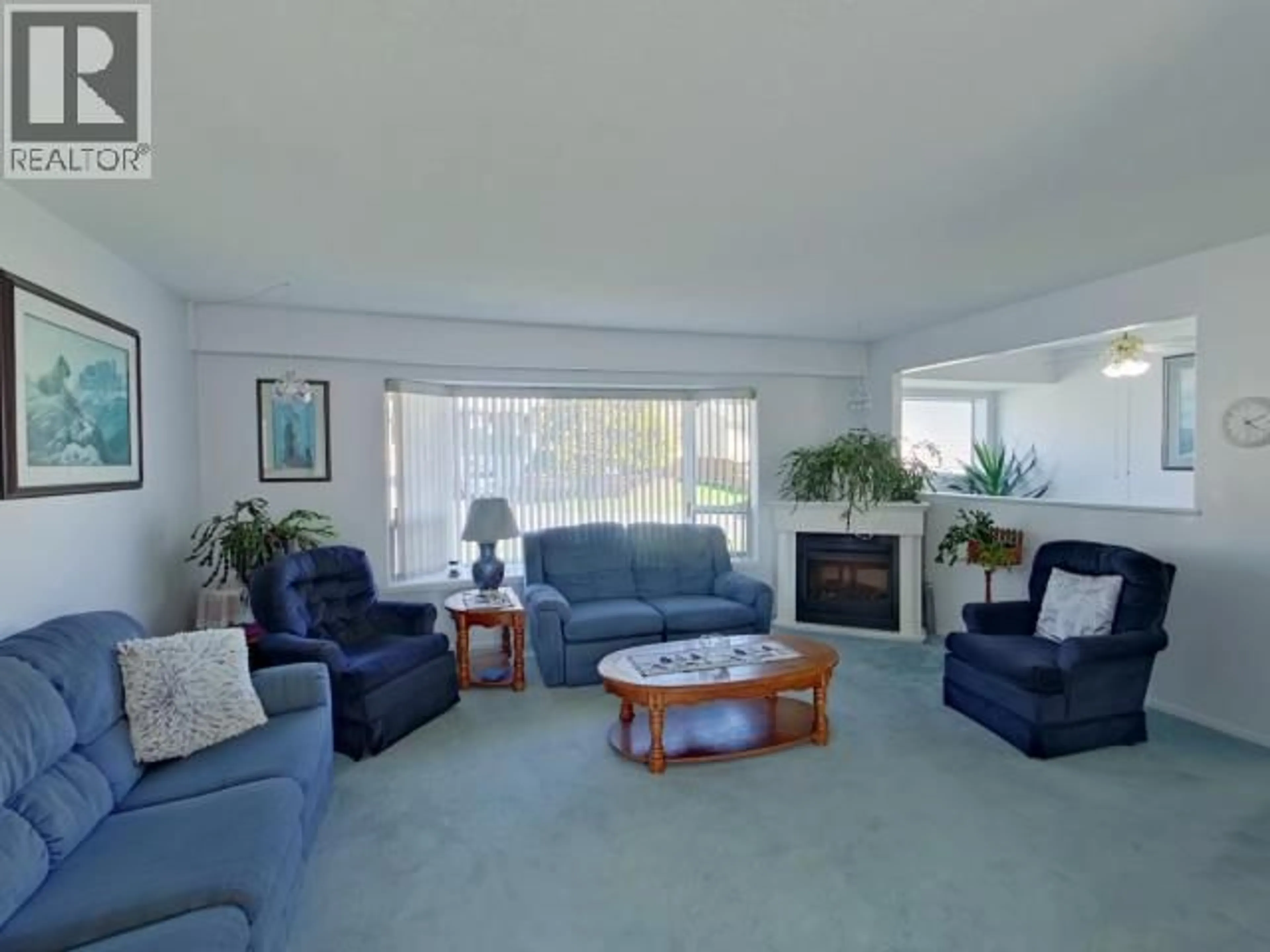 Living room with furniture, unknown for 3845 QUADRA AVE, Powell River British Columbia