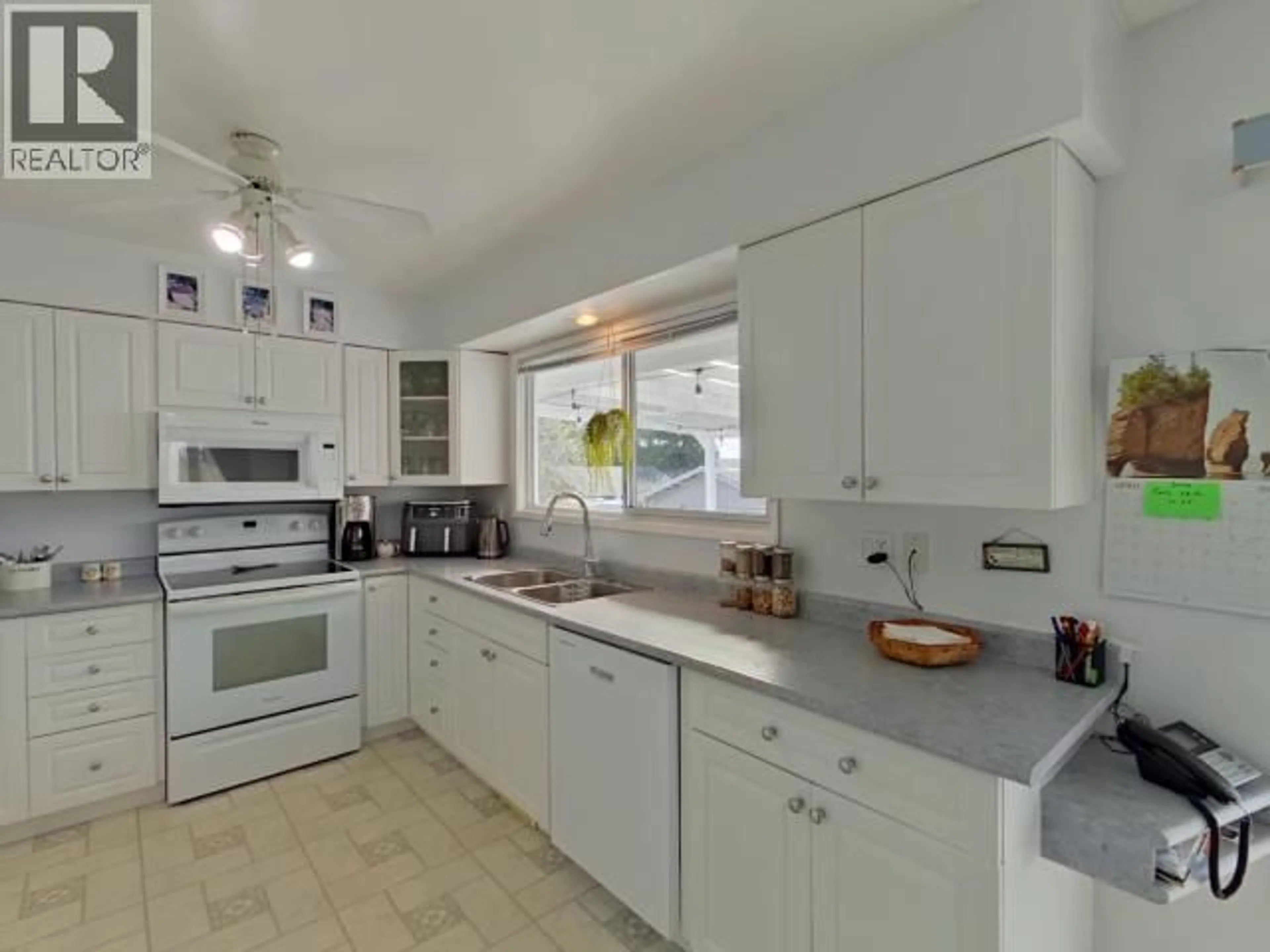 Open concept kitchen, ceramic/tile floor for 3845 QUADRA AVE, Powell River British Columbia